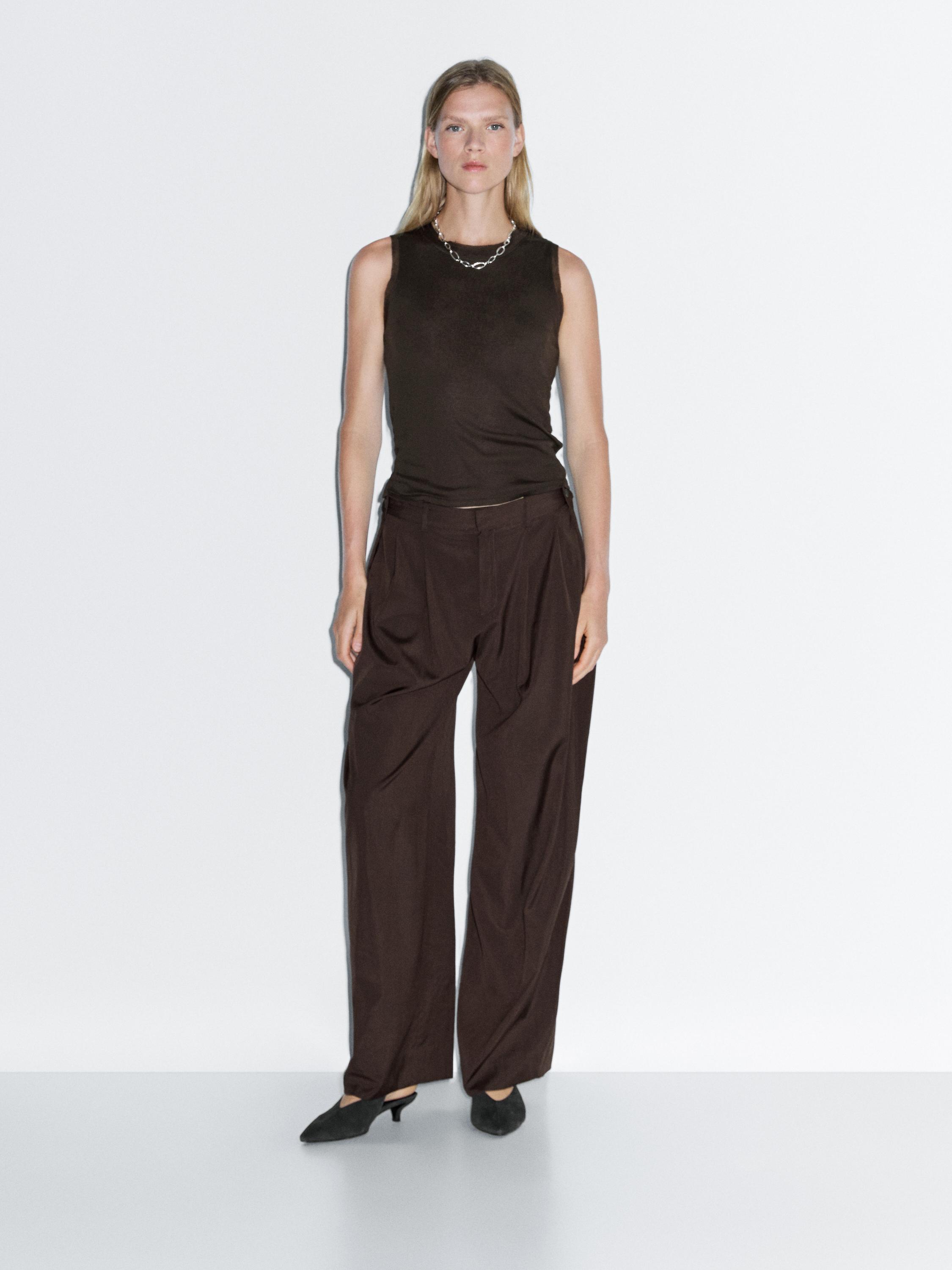 Sleeveless T-shirt with double piping