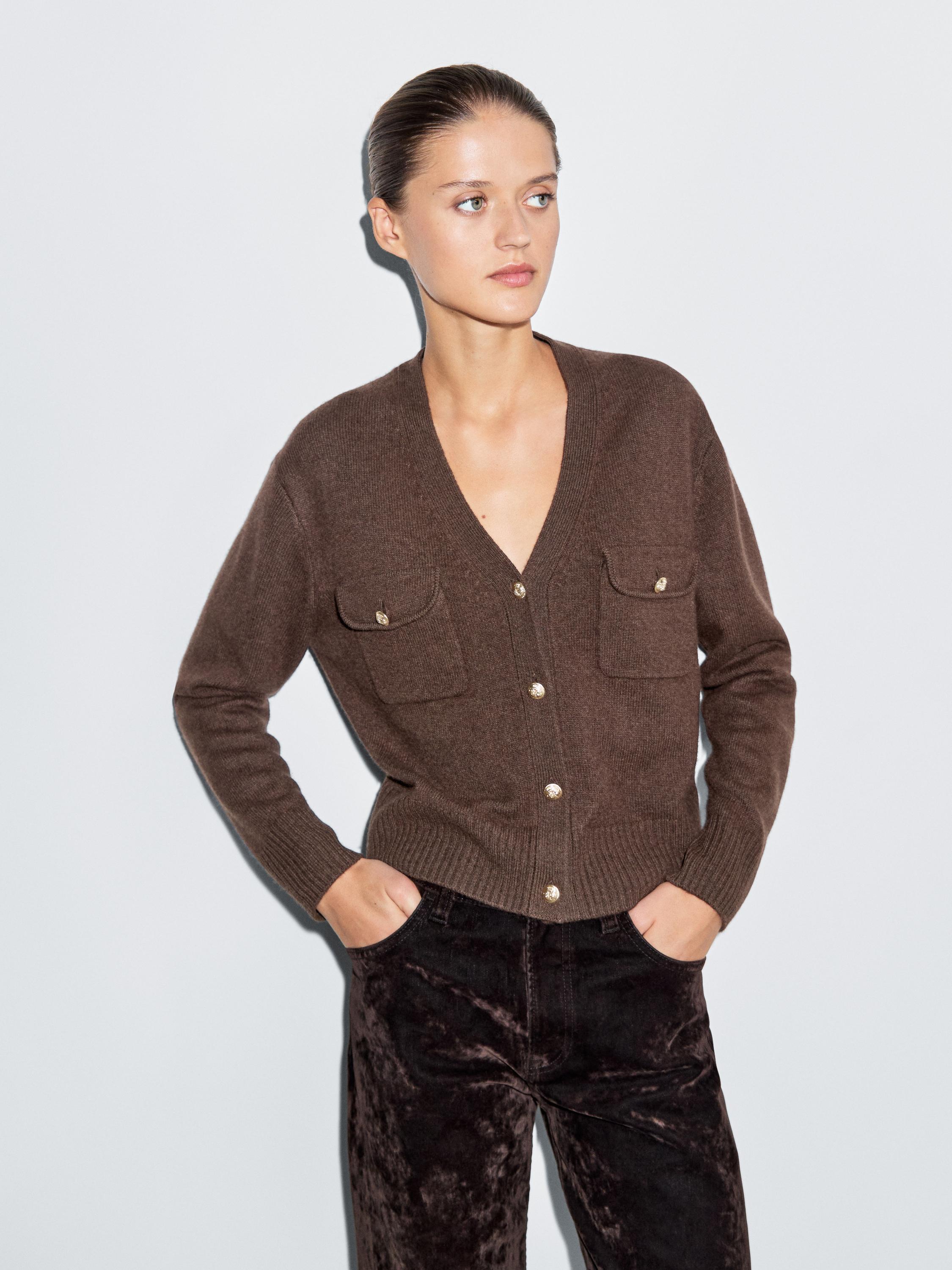 كارديغان محاك بياقة على شكل V بأزرار ذهبية