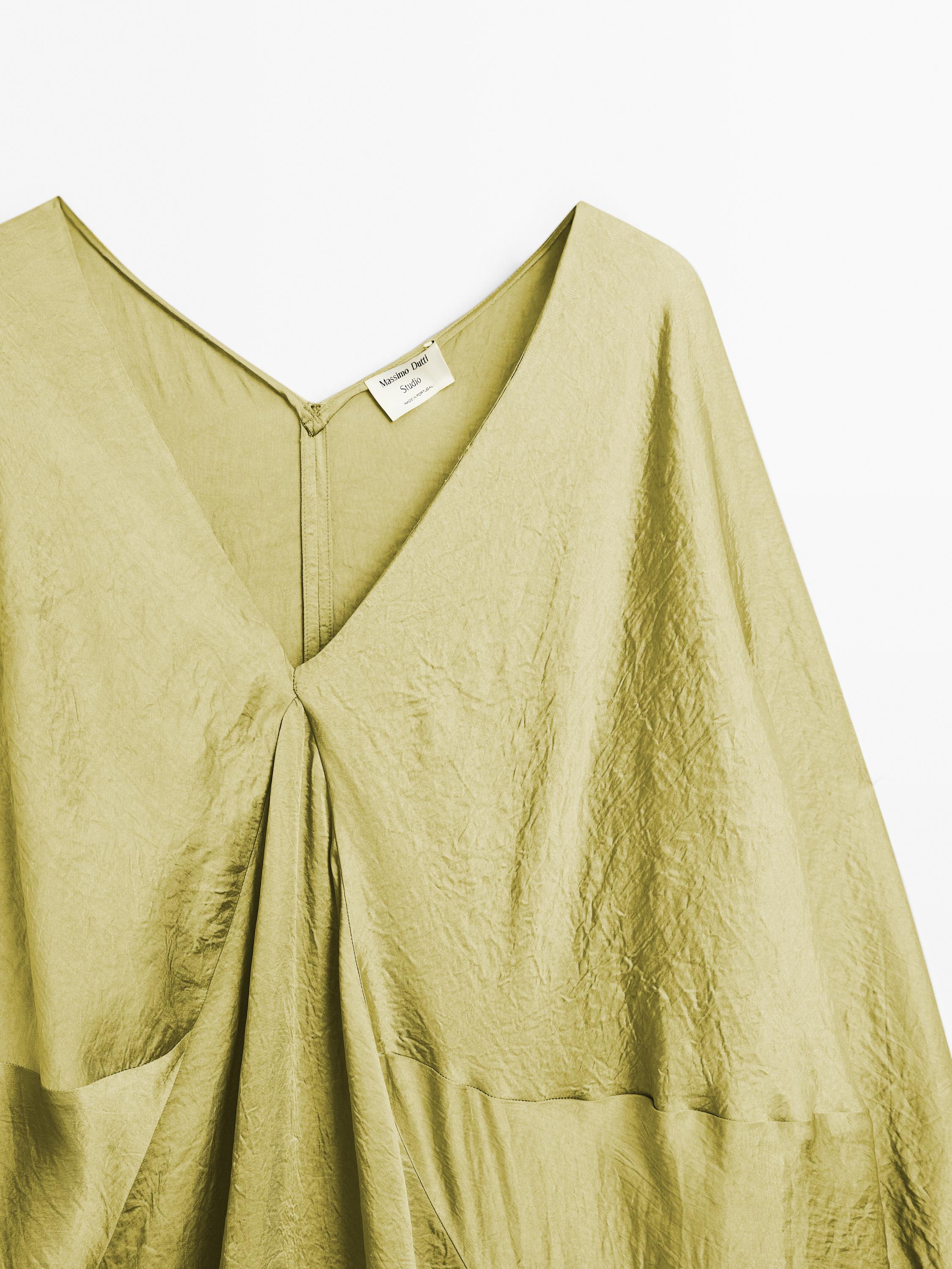 Luźna satynowa sukienka kimono − STUDIO