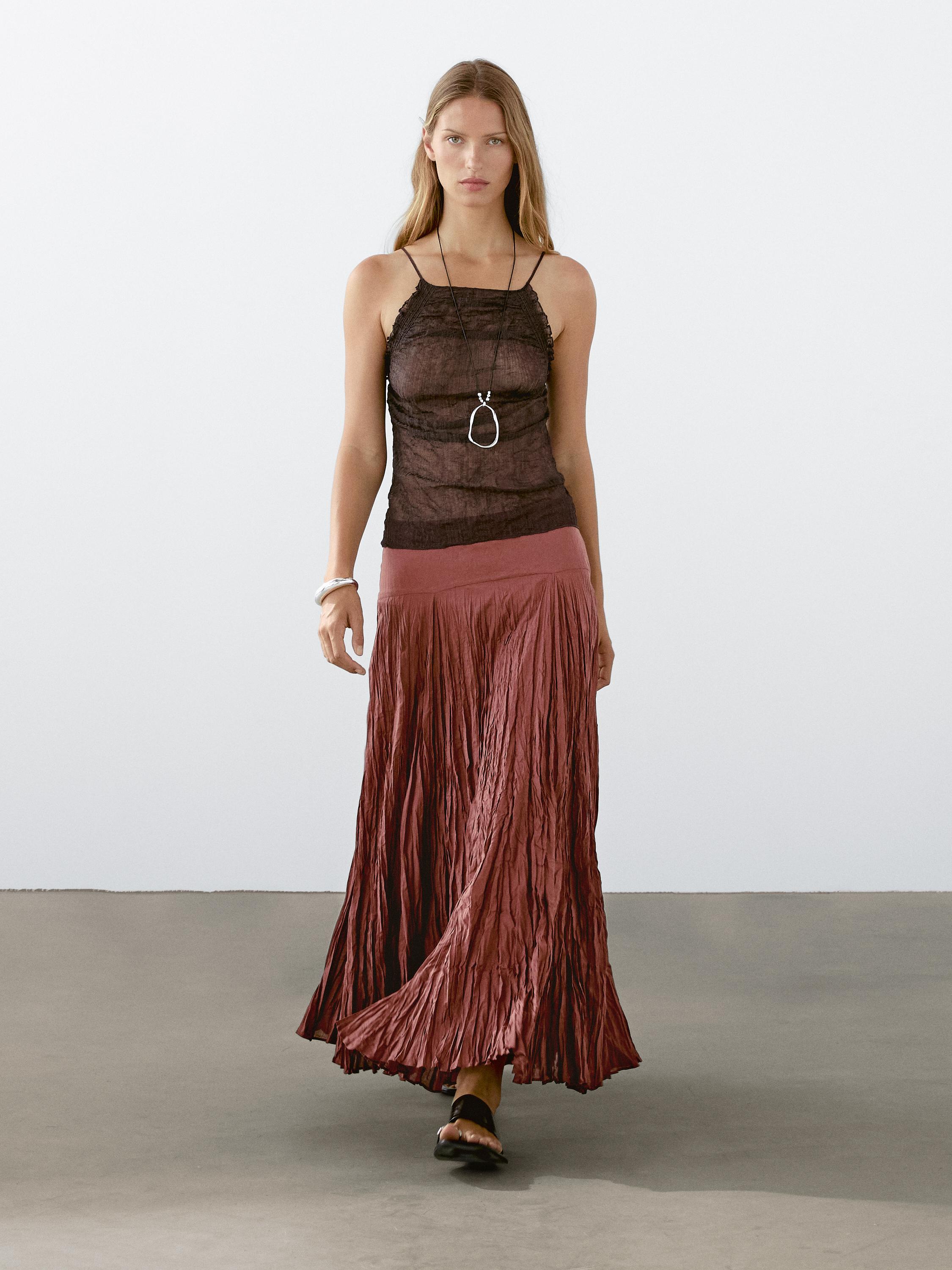 Top med halterneck og bar ryg