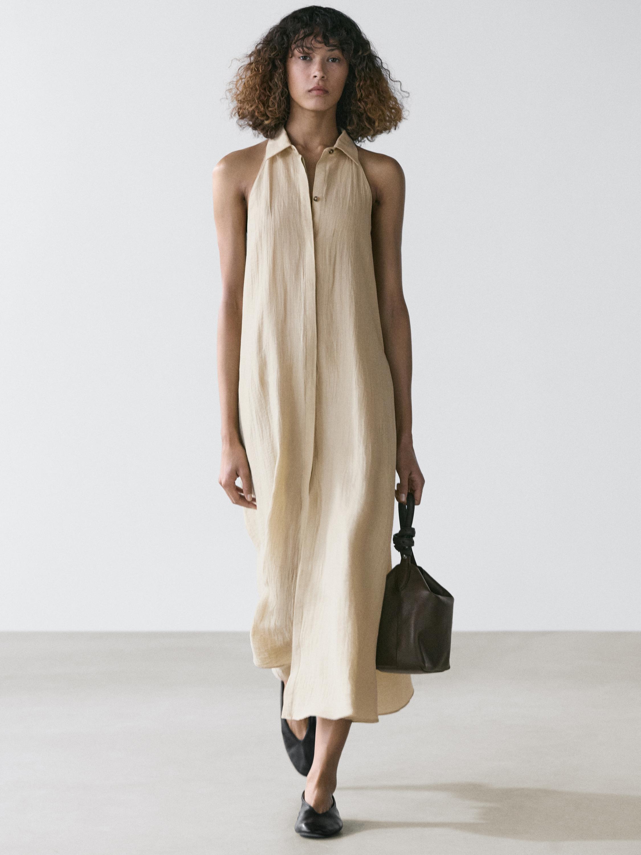 Komplet: sukienka midi w kolorze ecru z kołnierzykiem polo i guzikami, bez rękawów, o prostym kroju.