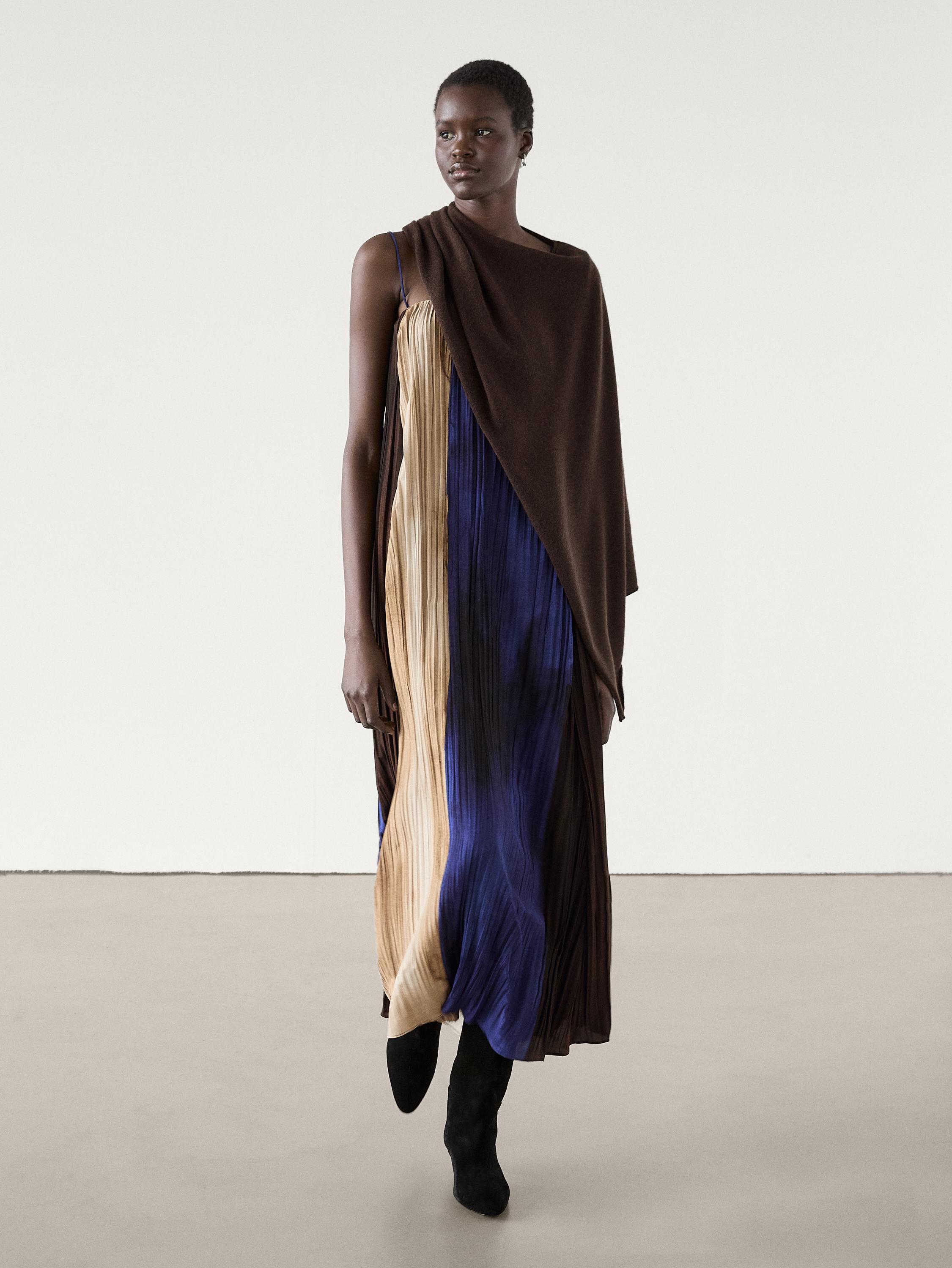 فستان طويل بطبعة وتفصيل بليسيه