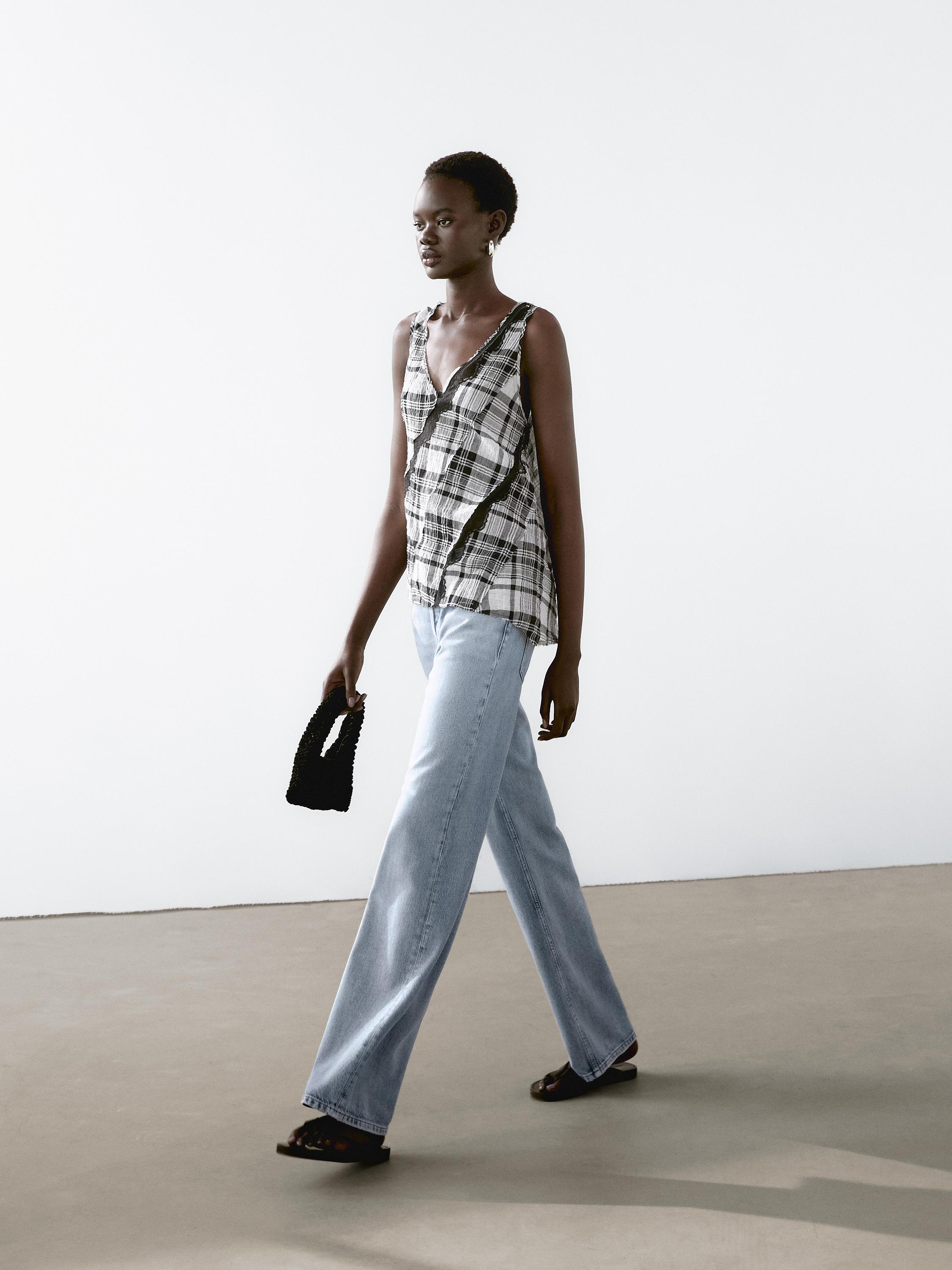 Ensemble blouse à carreaux sans manches et jean droit bleu