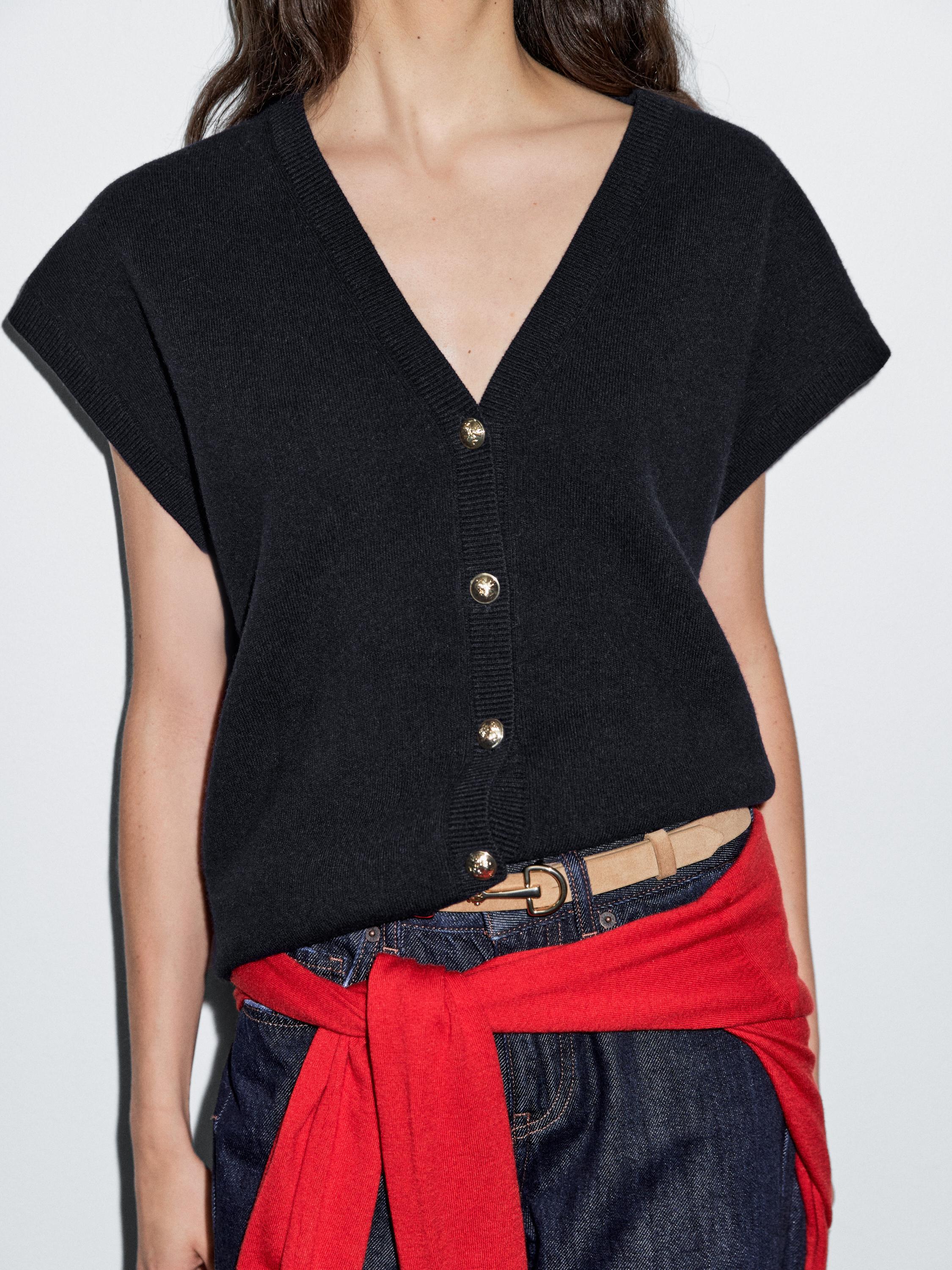 Knit vest with golden buttons