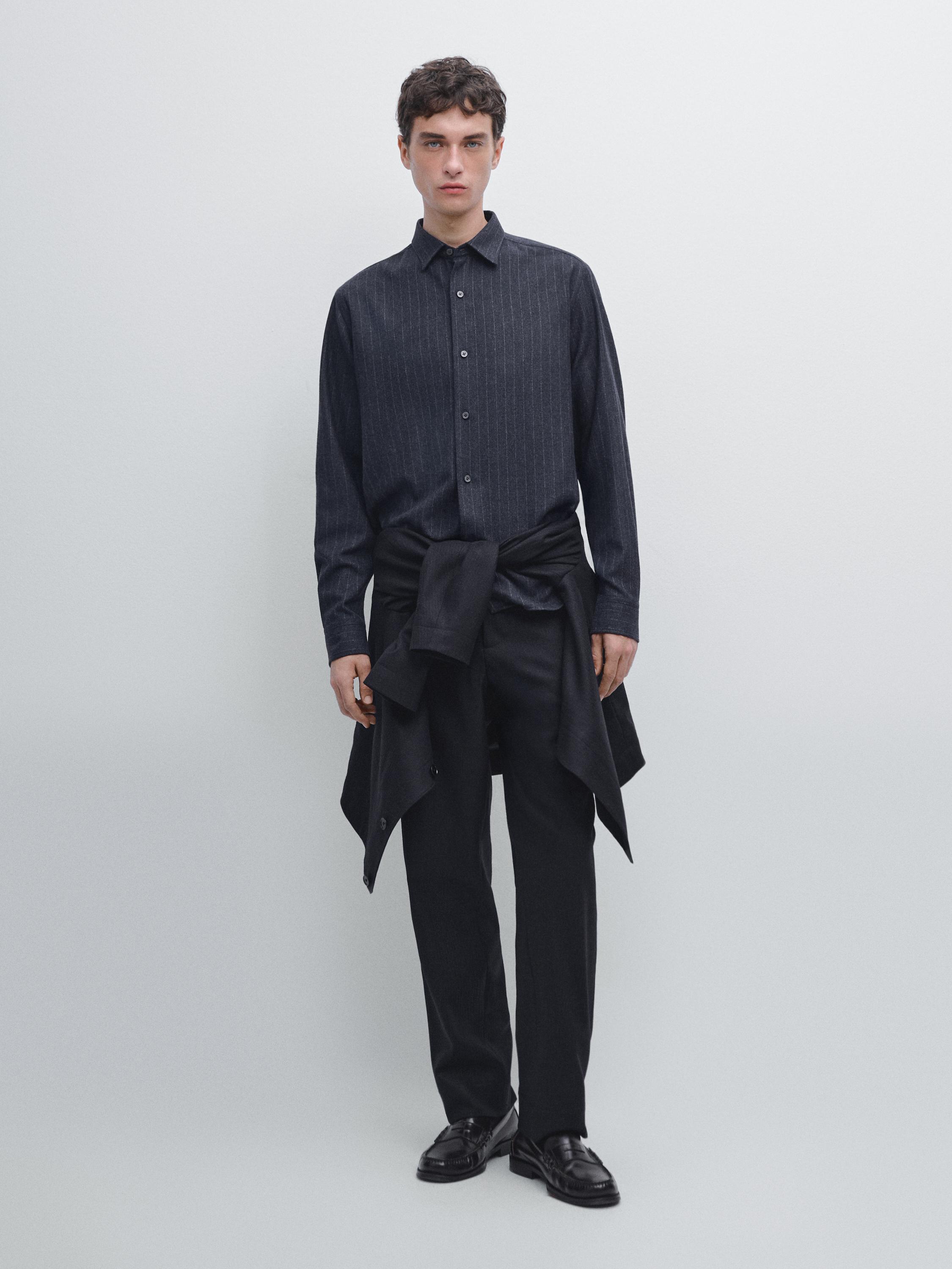 قميص بقصة منتظمة وخطوط رفيعة