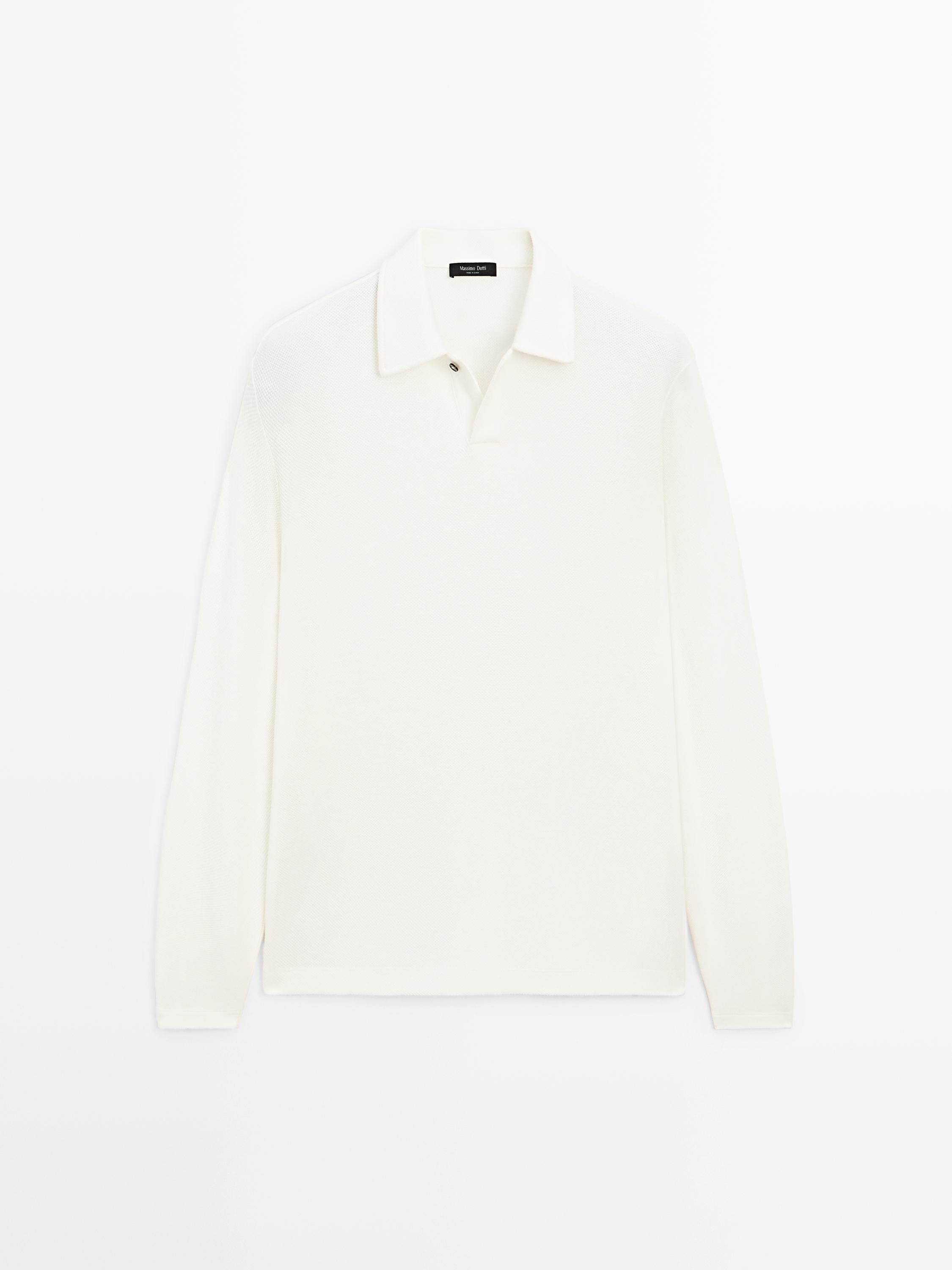 Vista frontal de polo de màniga llarga blanc amb coll clàssic i tancament de dos botons.