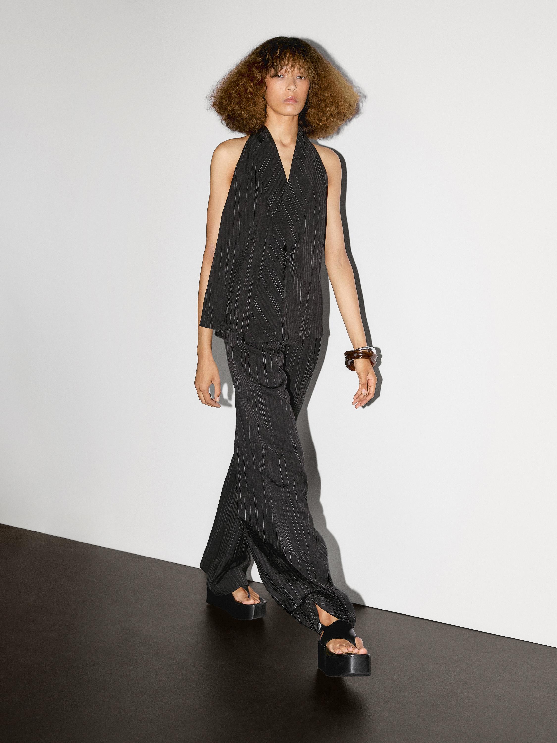 Top halter com pormenor de estampado às riscas