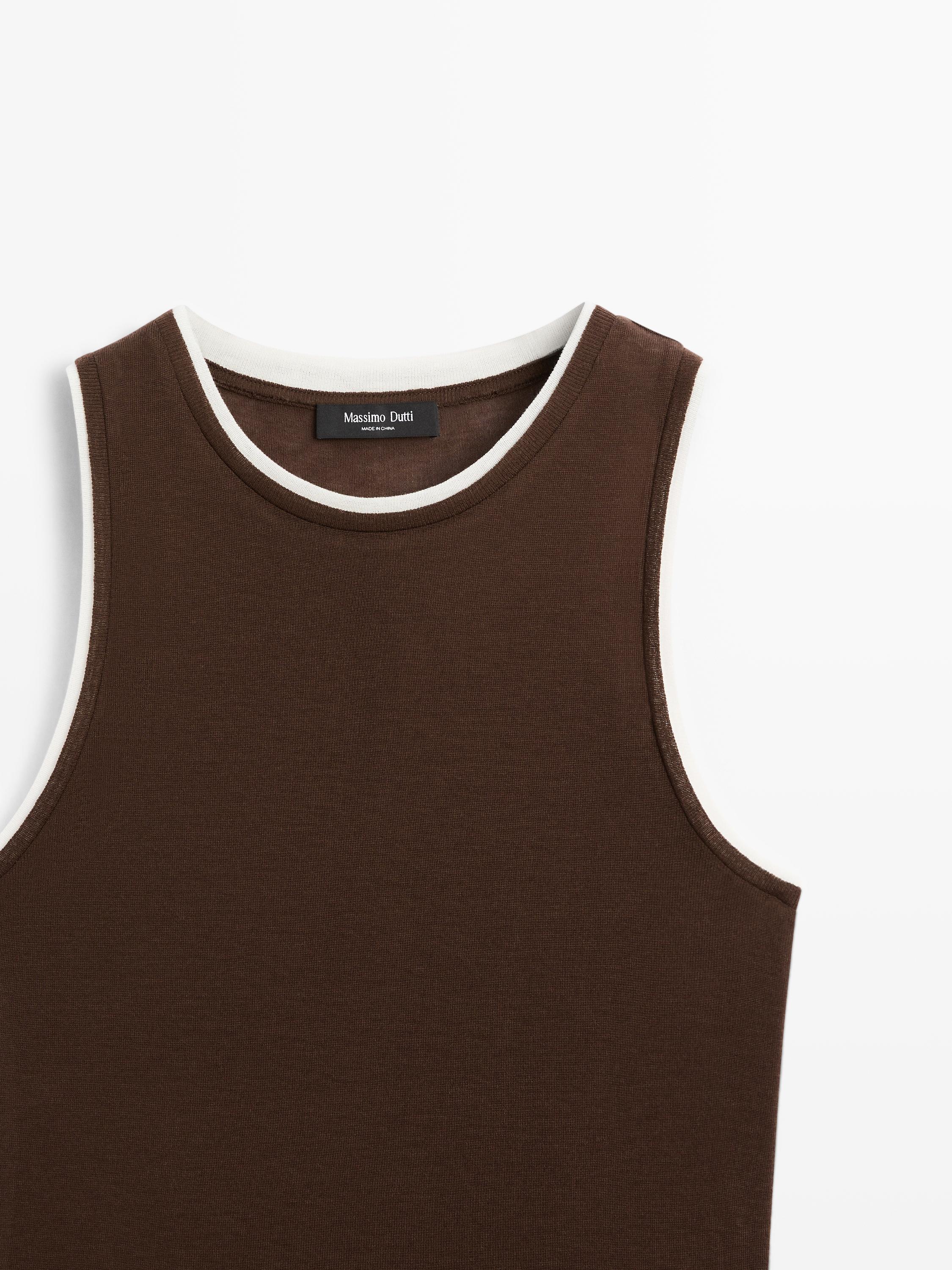 Sleeveless T-shirt with double trim