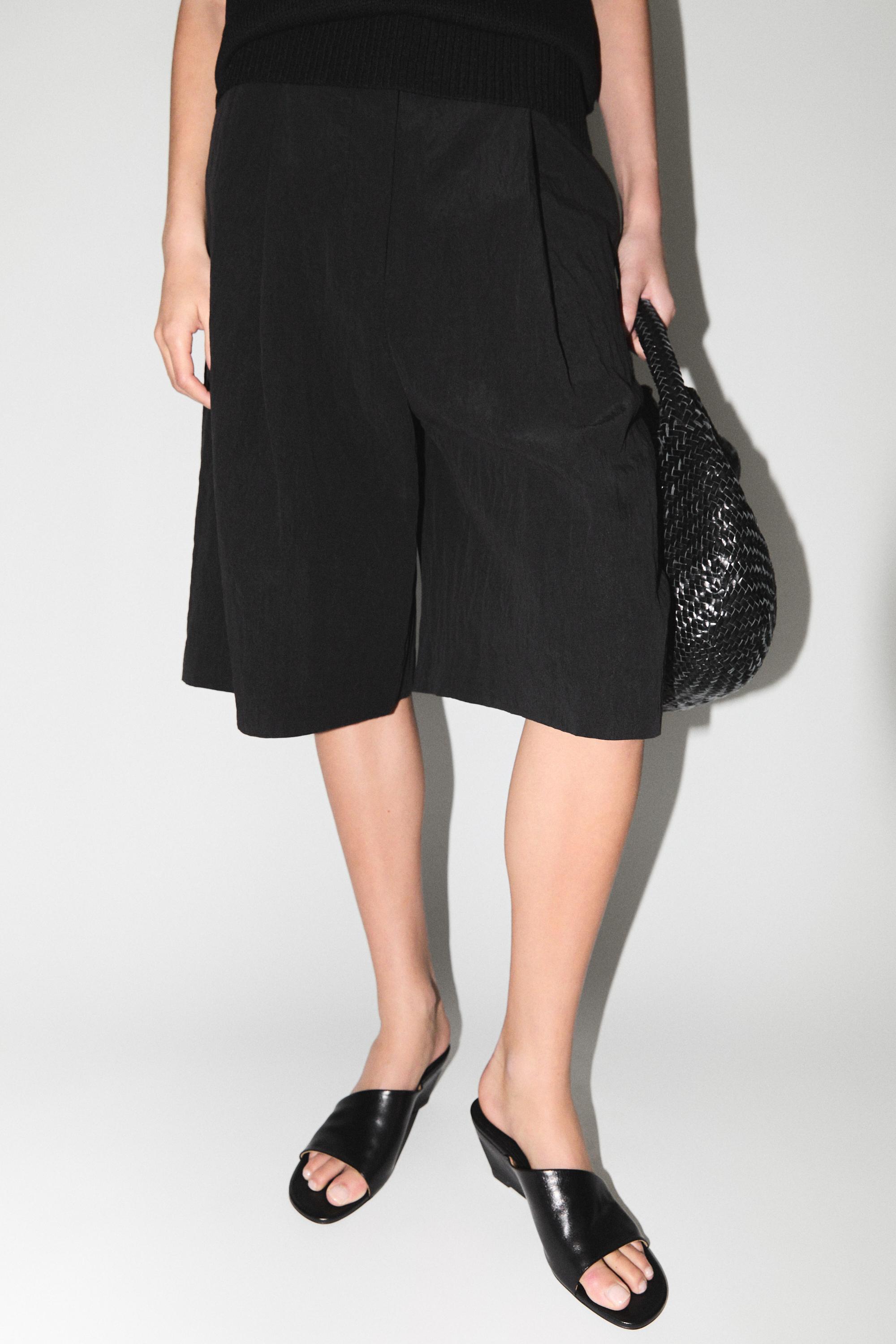Sleeveless knit halter top — BLACK