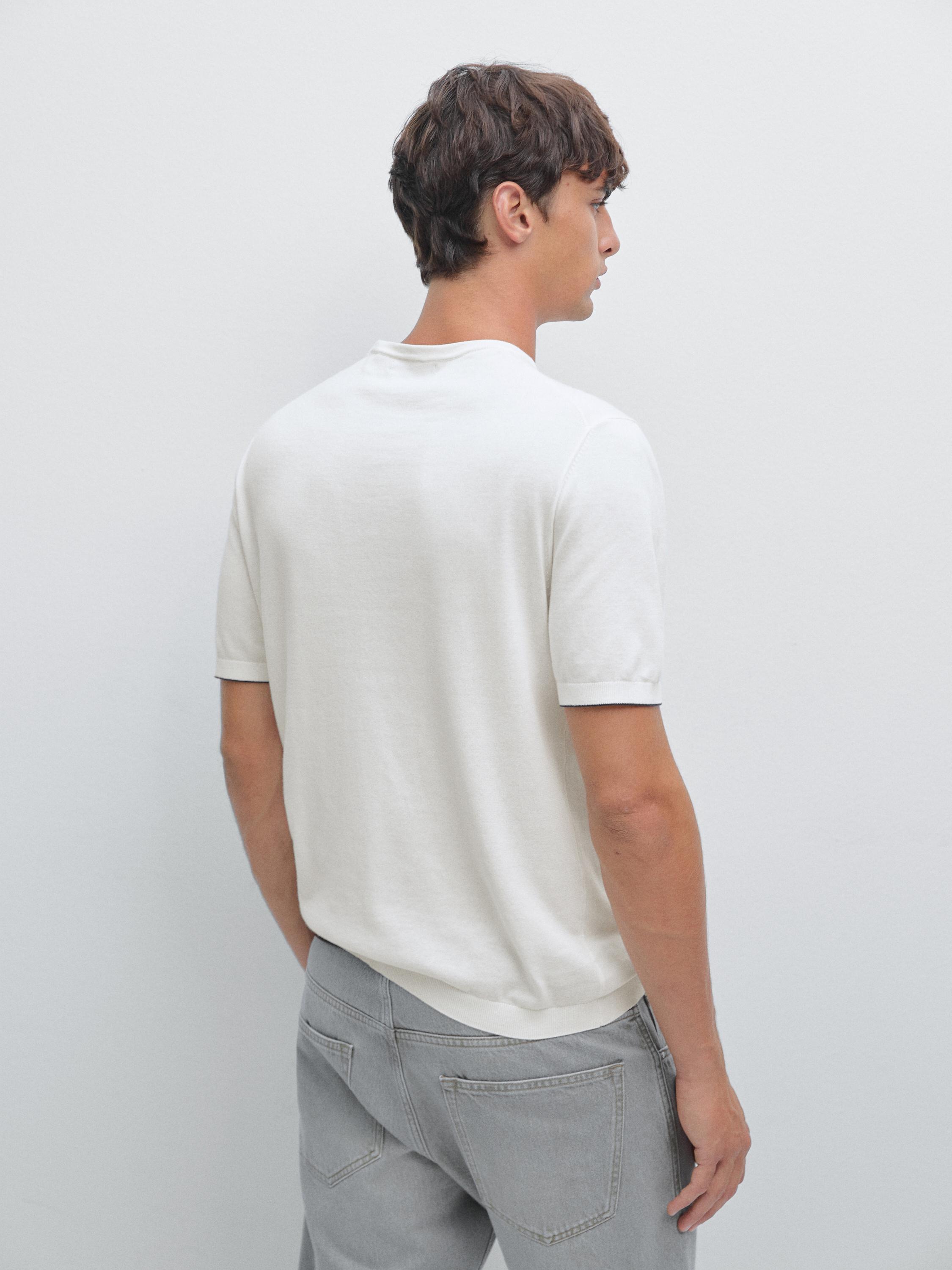 تيشرت محاك بأكمام قصيرة وتفصيل ملون