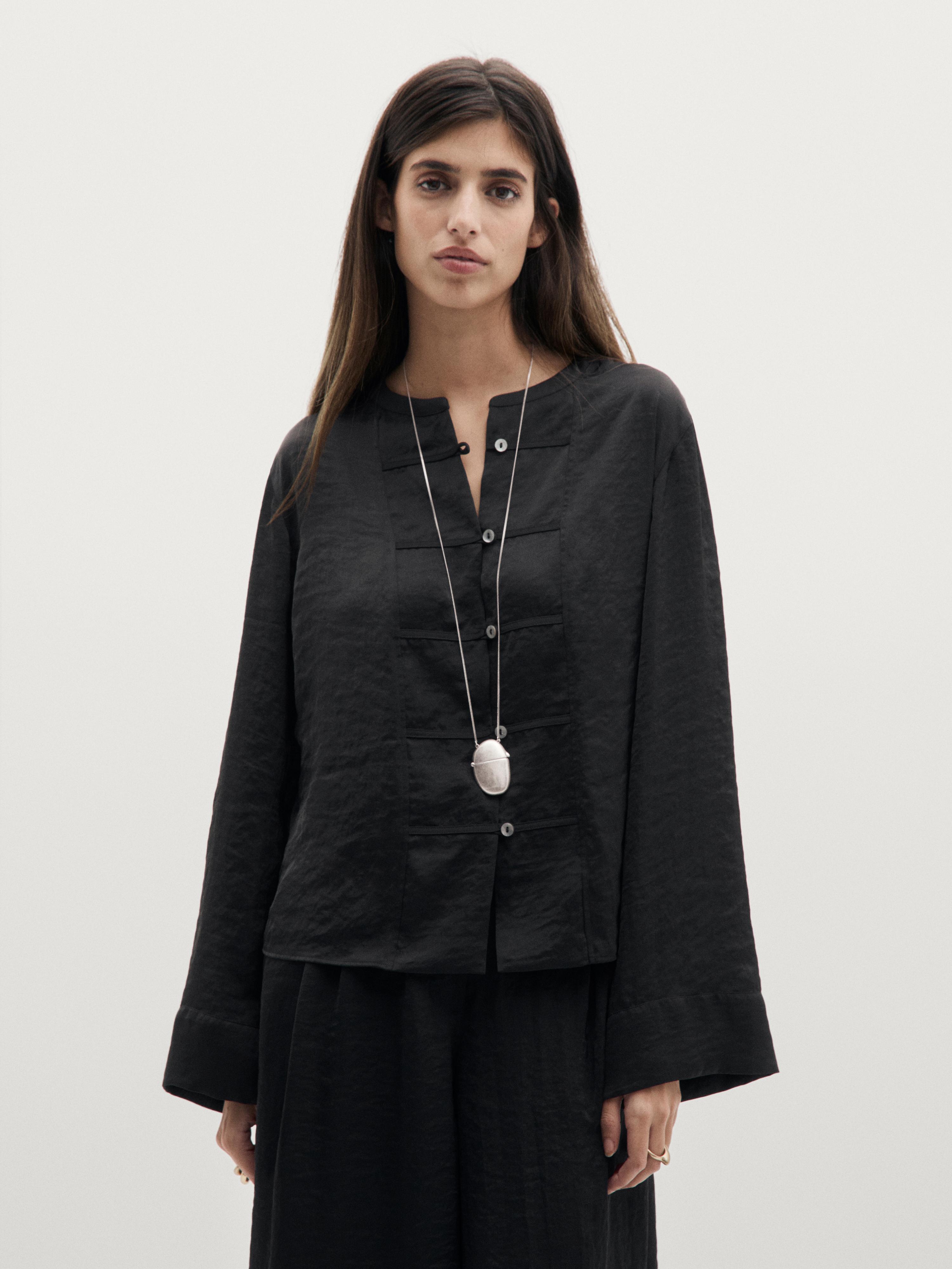 Flowing shirt with stand-up collar