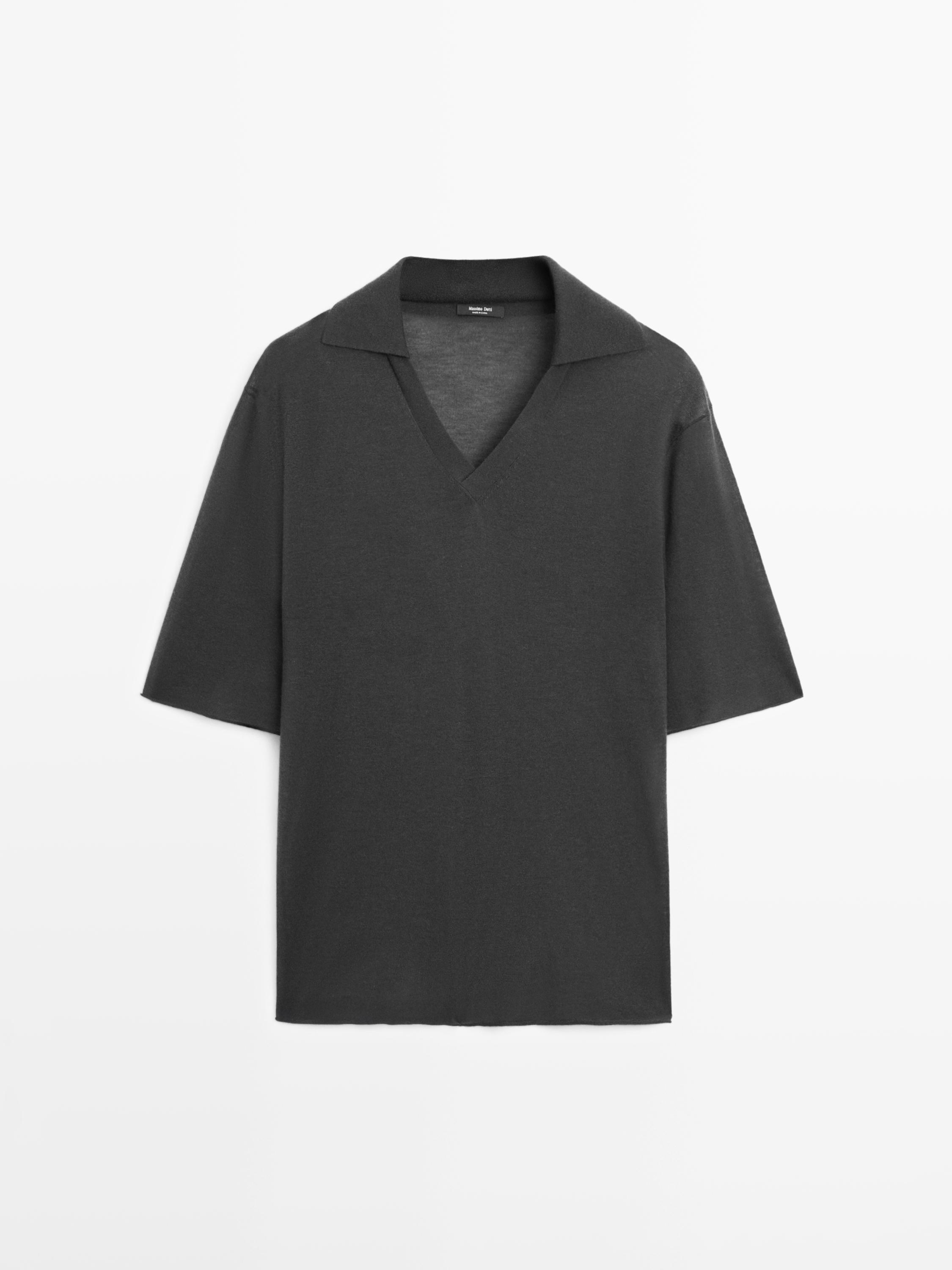 Vorderansicht eines übergroßen bleifarbenen Pullovers mit V-Ausschnitt und kurzen Ärmeln.