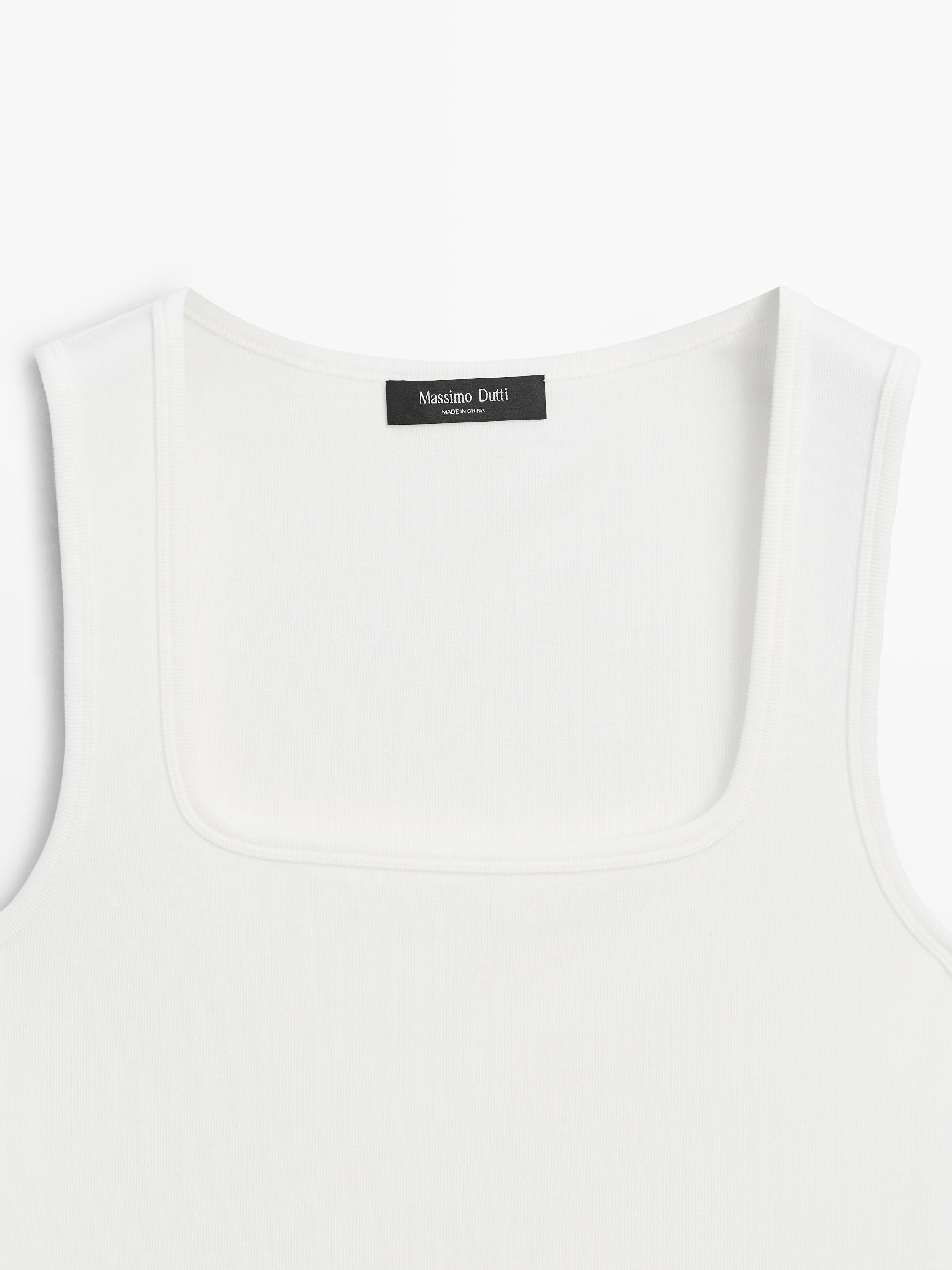 Kare yaka kolsuz tişört