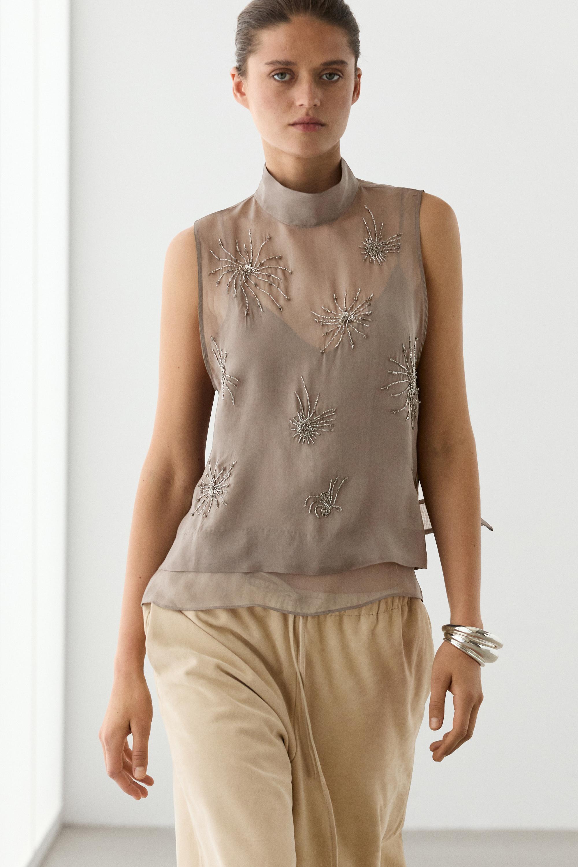 Top semi-transparent avec broderies