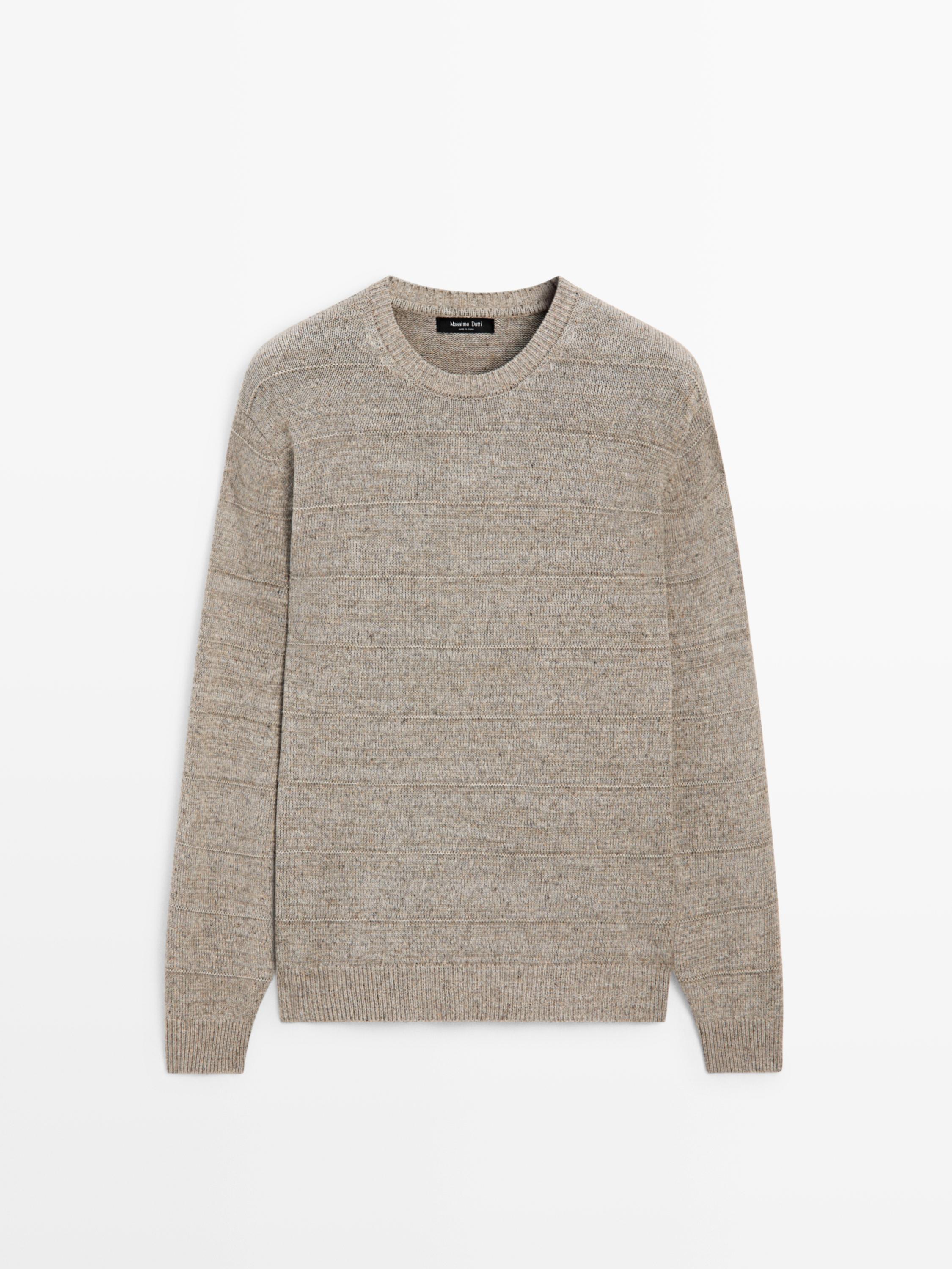 Vista frontal de jersei visó de punt amb ratlles i coll rodó.