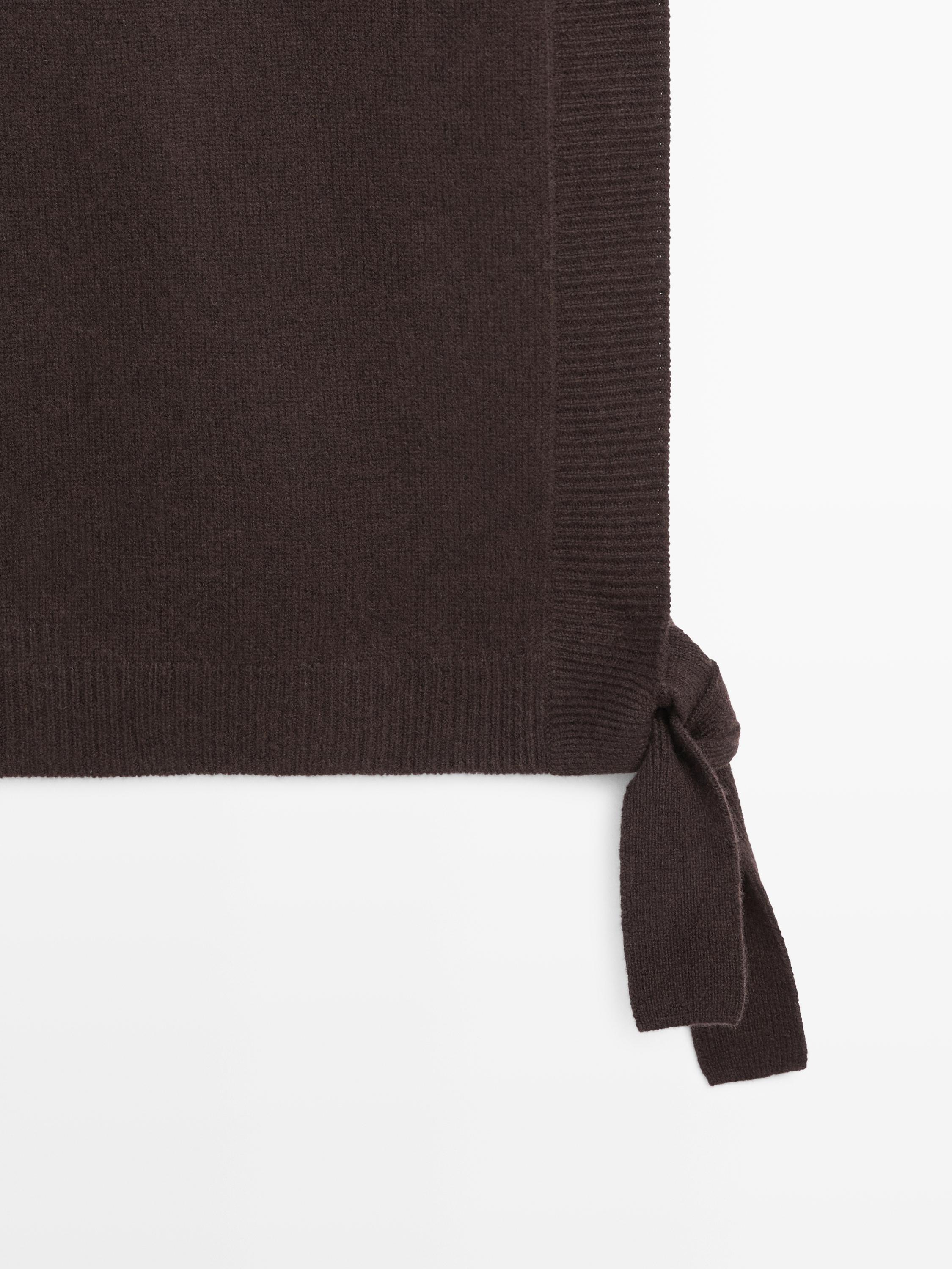V-neck bib with tie details — BROWN