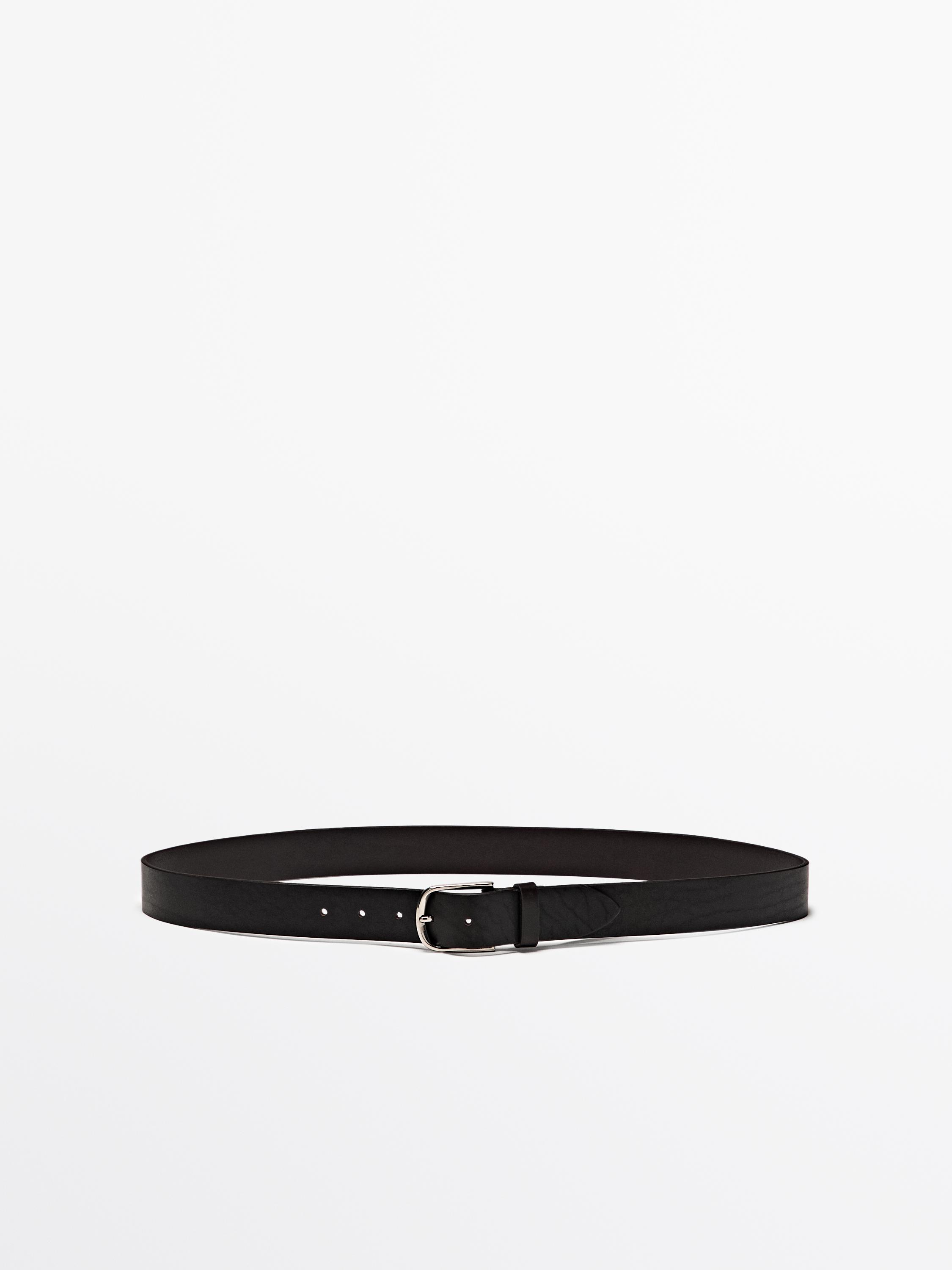 Vue de face d'une ceinture marron avec une boucle métallique et plusieurs trous ajustables.