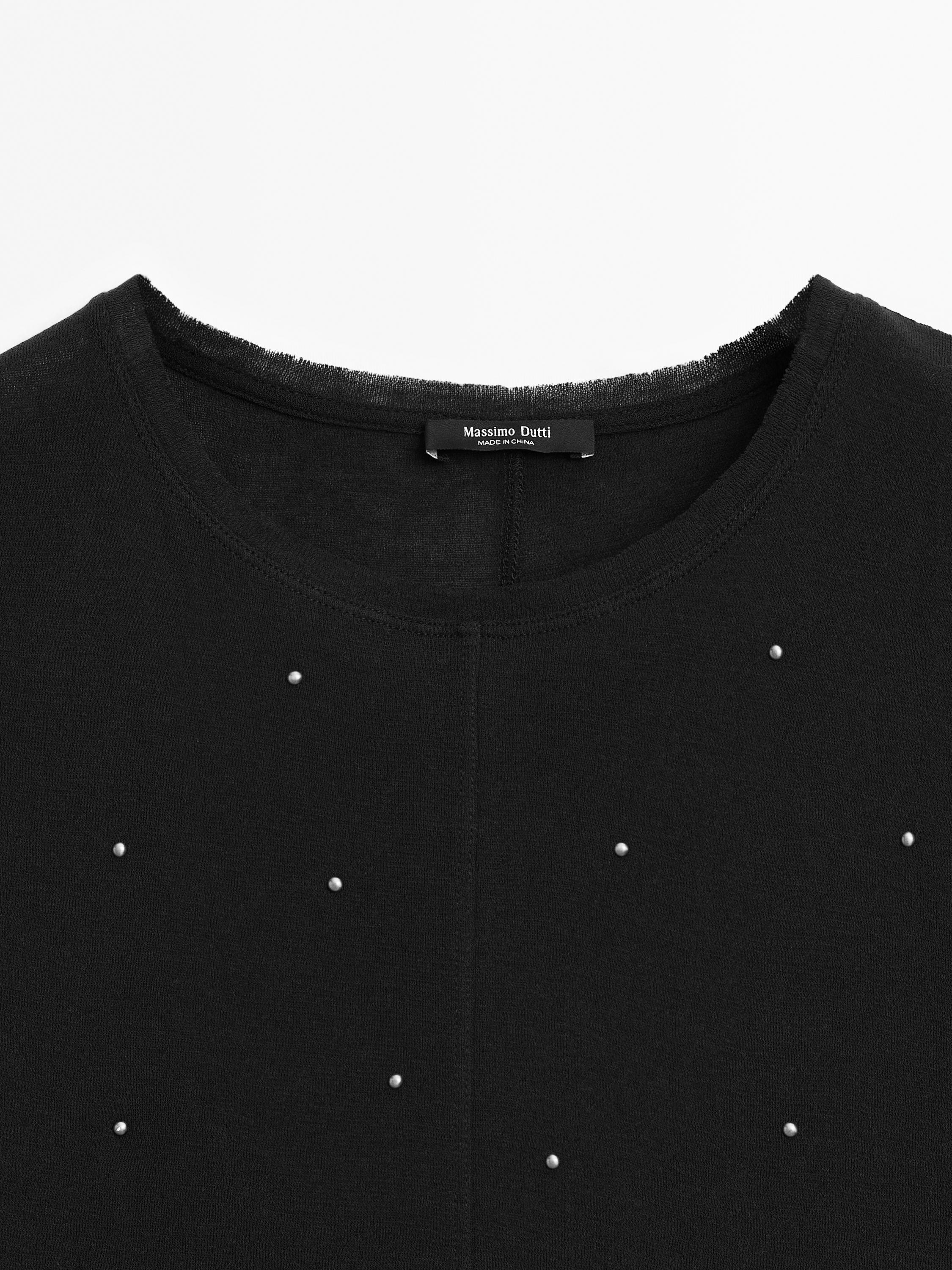 Camiseta detalle tachas metálicas