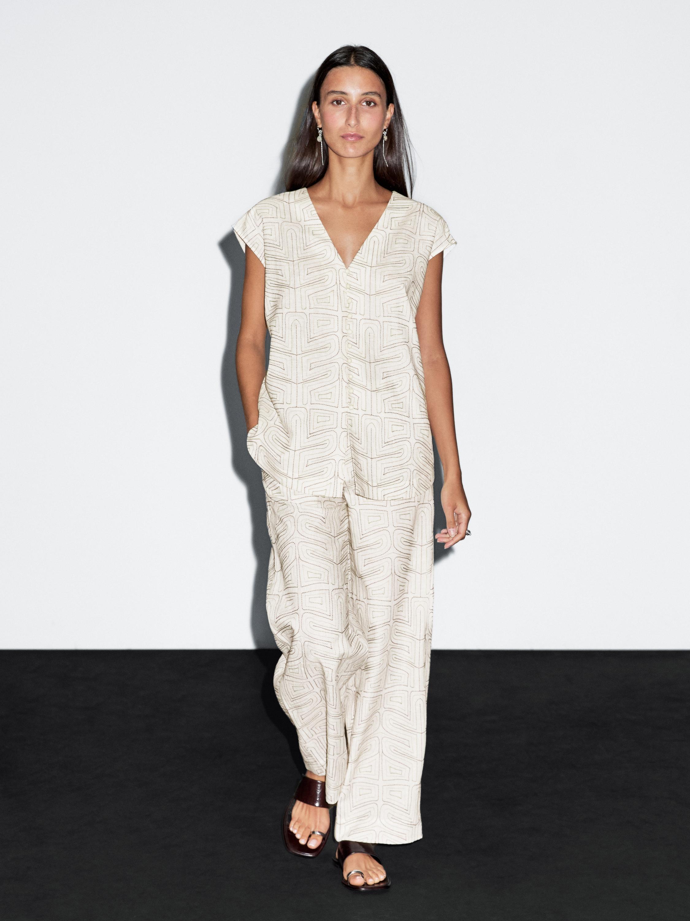 Veste sans manches broderies contrastantes en lin mélangé