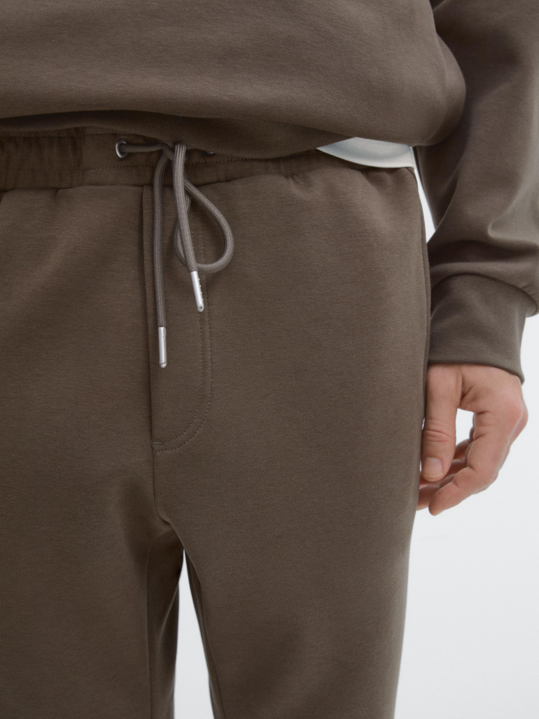 Gros plan d'un pantalon marron avec cordon de serrage à la taille