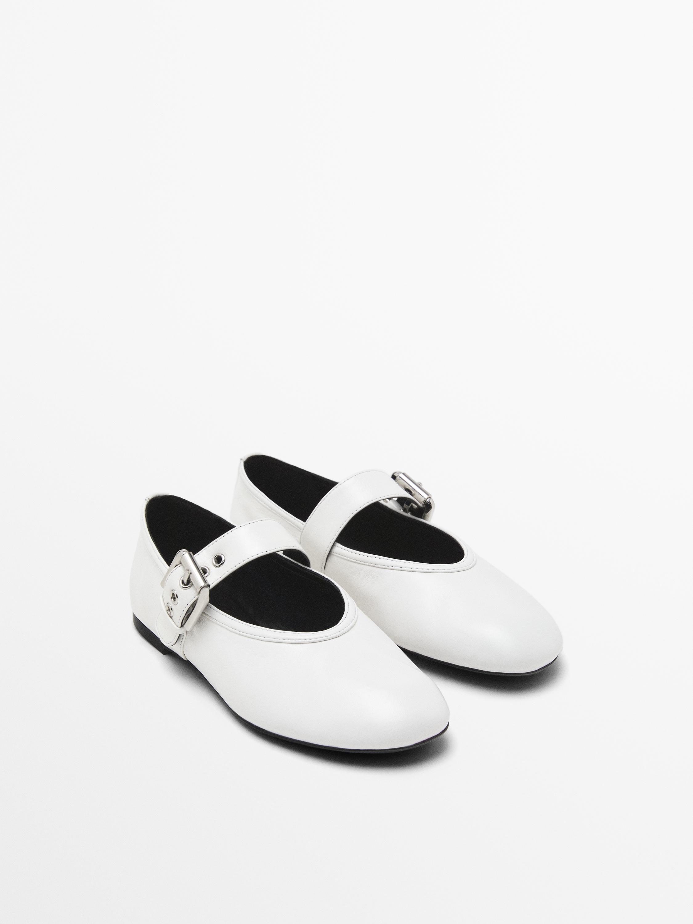 Sepatu datar lembut dengan gesper