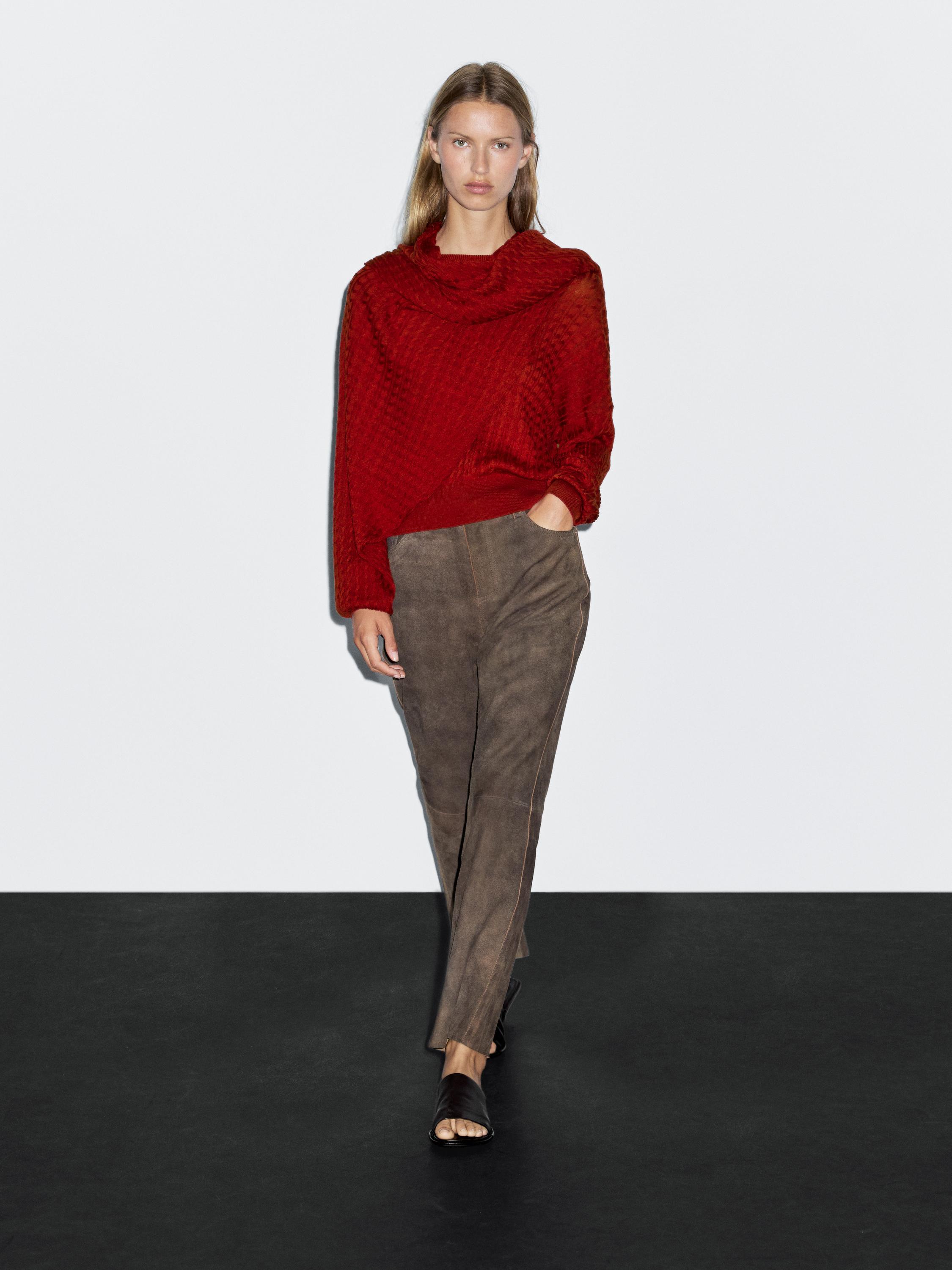 سويتر بحياكة مجدولة وتفصيل بوشاح