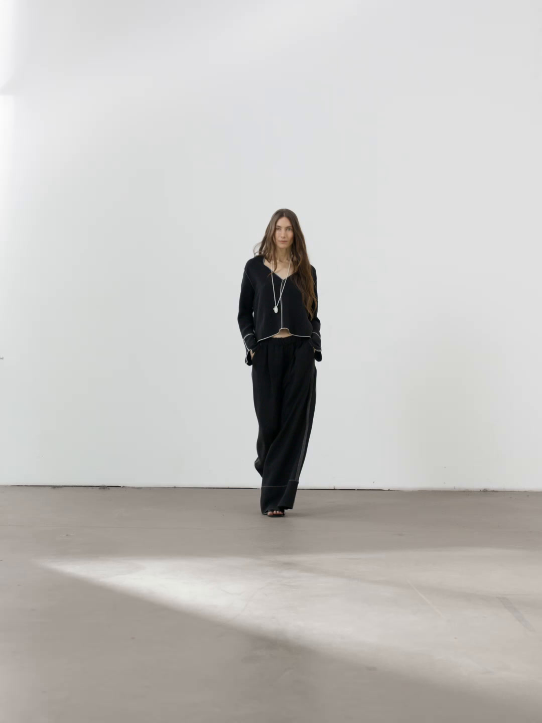 Flowing trousers with contrast topstitching