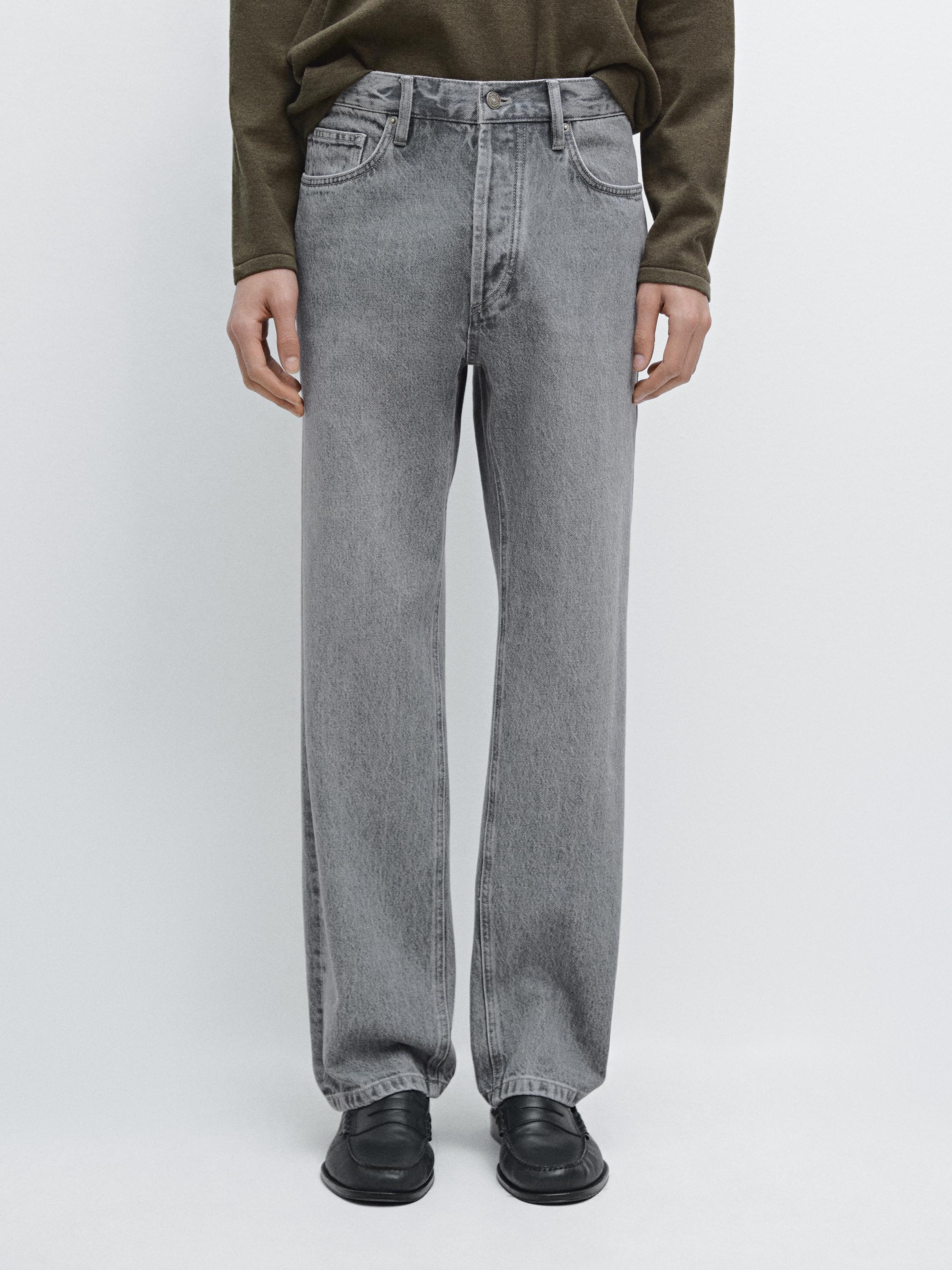 Ensemble de jeans gris-bleu droits avec poches avant et arrière visibles, fermeture boutonnée et zippée.