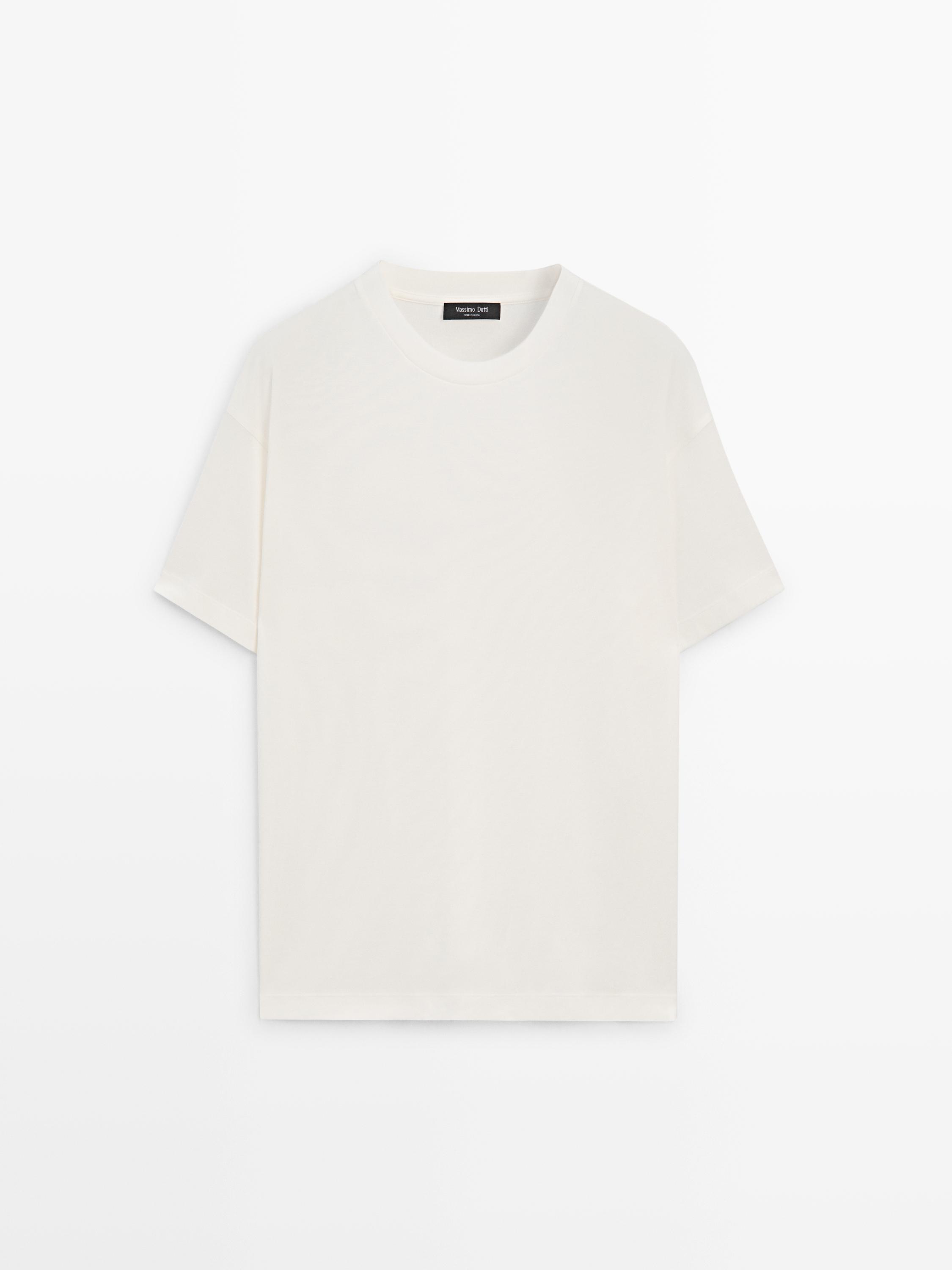 Mahuka motzeko eta lepo biribileko kamiseta gordinaren aurreko ikuspegia.