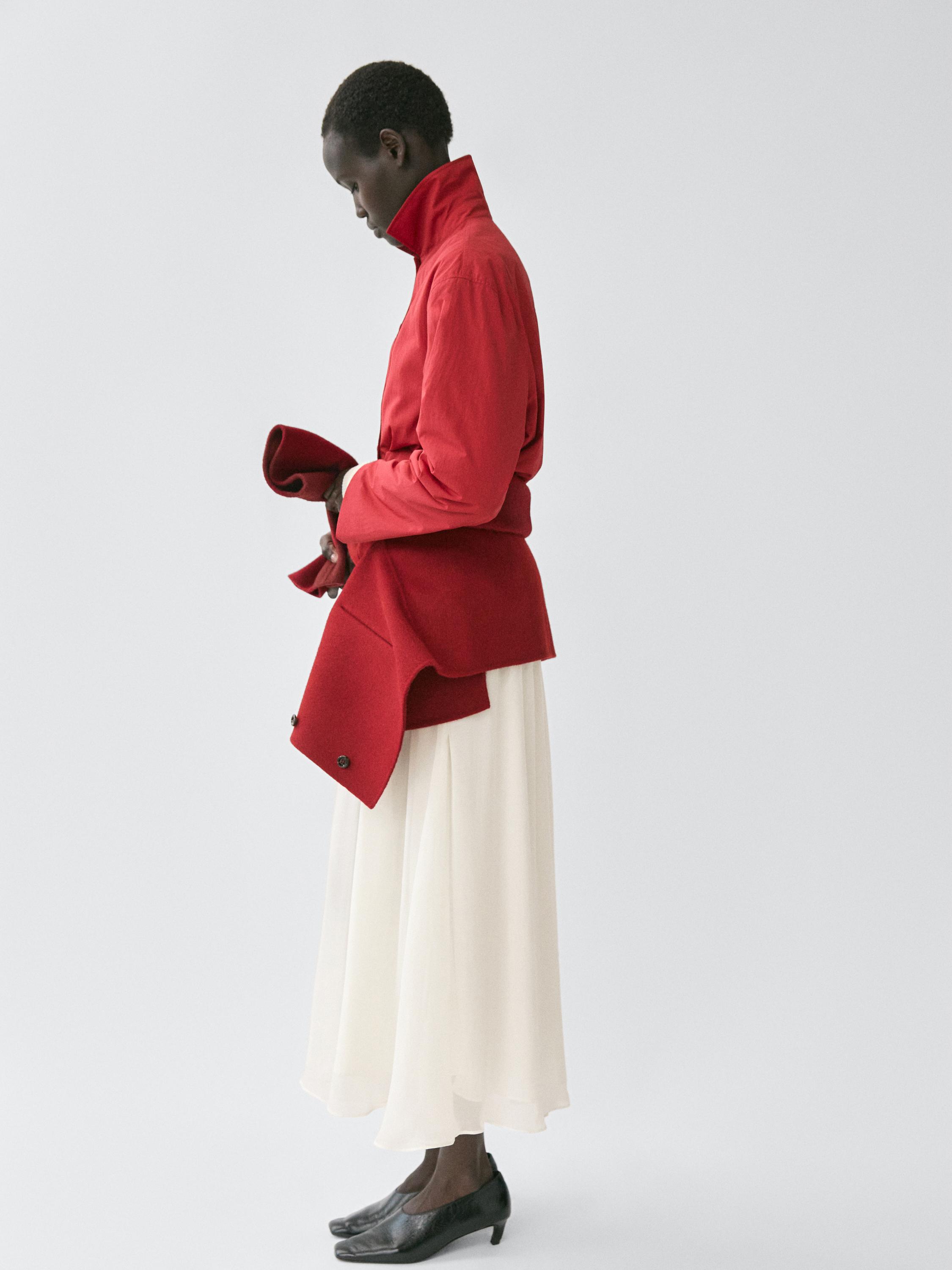 ชุดเสื้อแจ็คเก็ตบุนวมสั้นสีแดงคอเต่าและกระโปรงยาวสีขาว