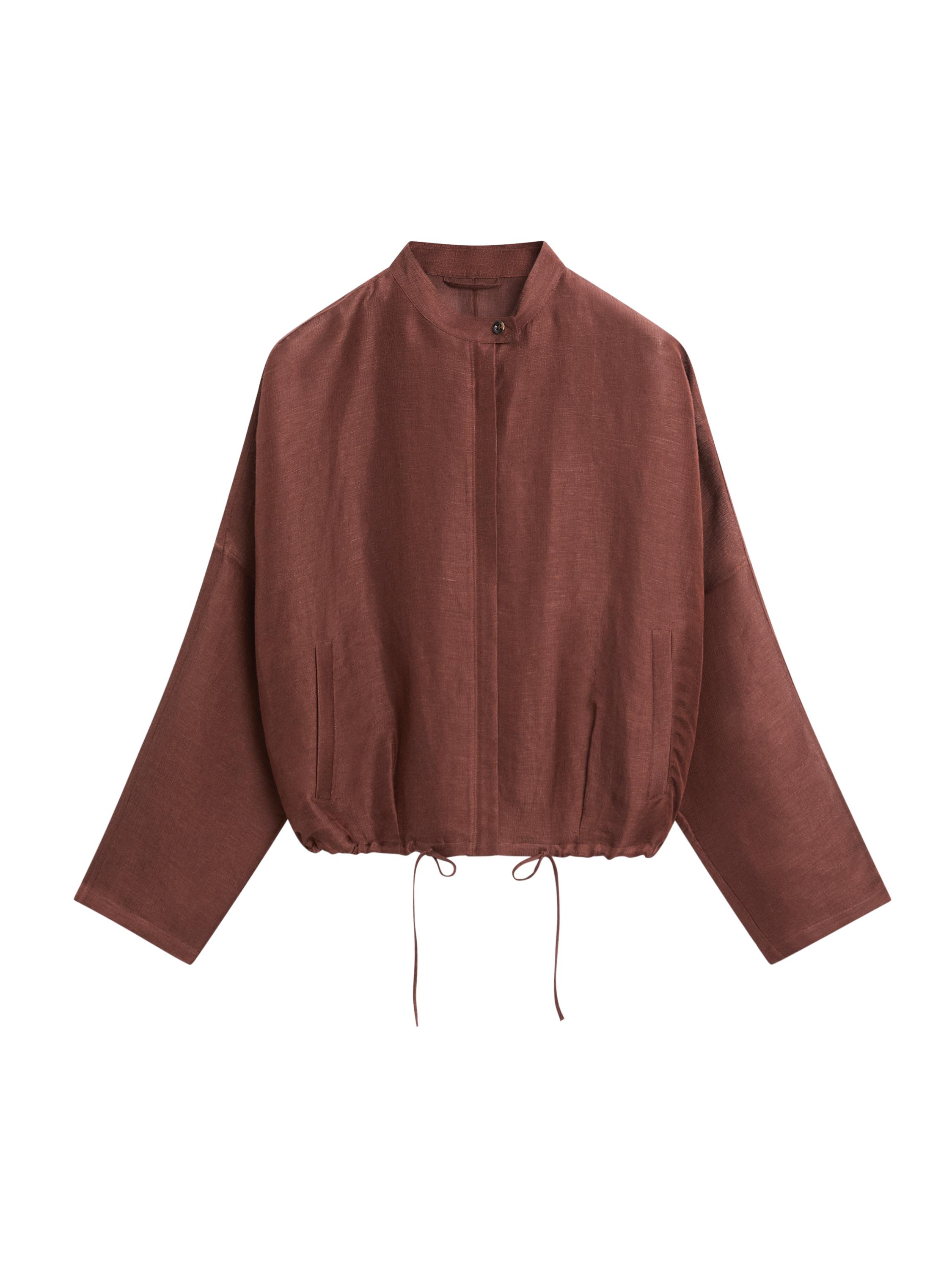 منظر أمامي لجاكيت بومبر بني بياقة ماندرين، إغلاق بأزرار، جيوب جانبية ورباط قابل للتعديل عند الحافة.