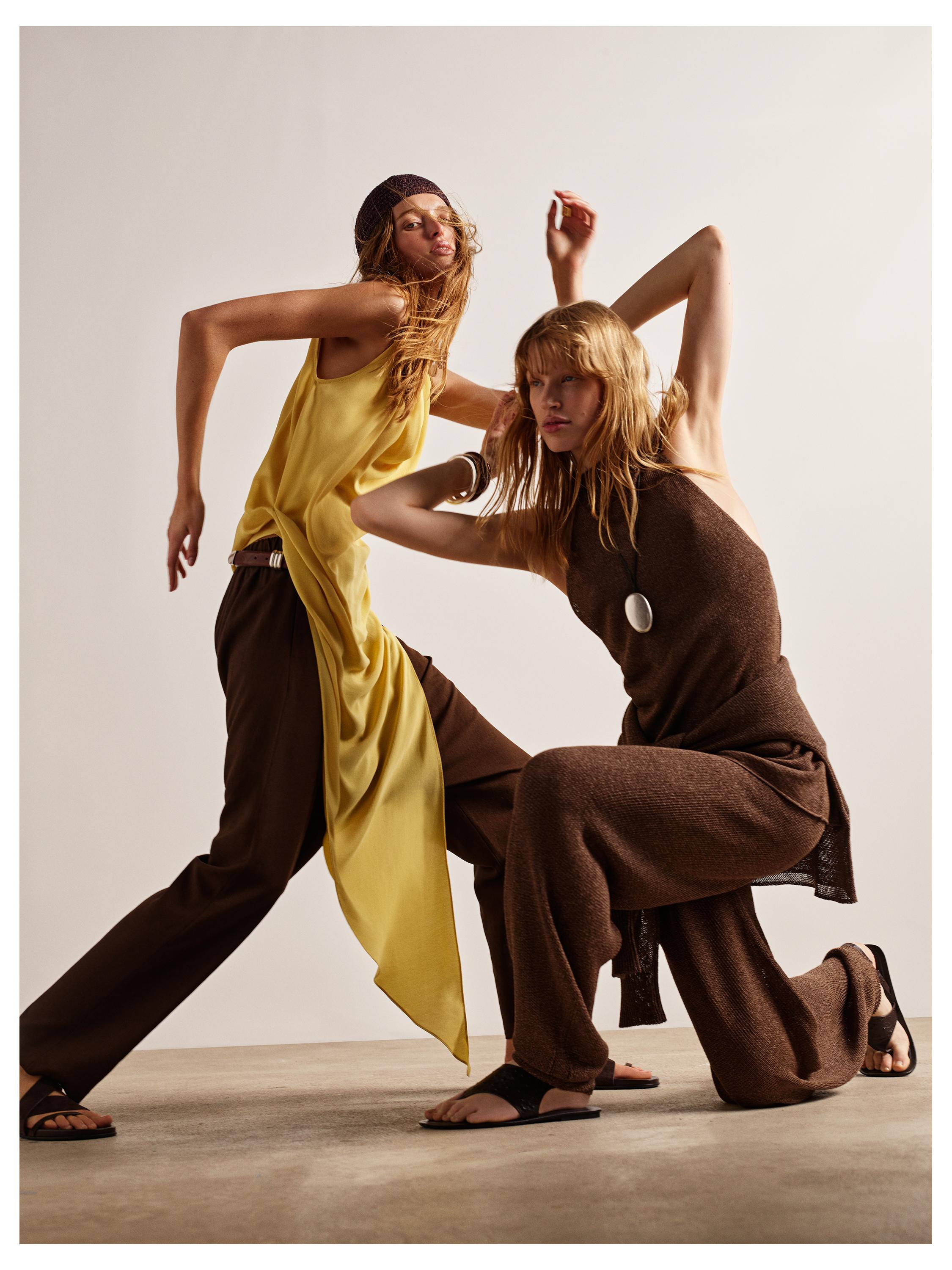 Μακρύ κίτρινο μπλουζάκι και καφέ παντελόνι· αμάνικο καφέ φόρεμα με μαύρα σανδάλια.