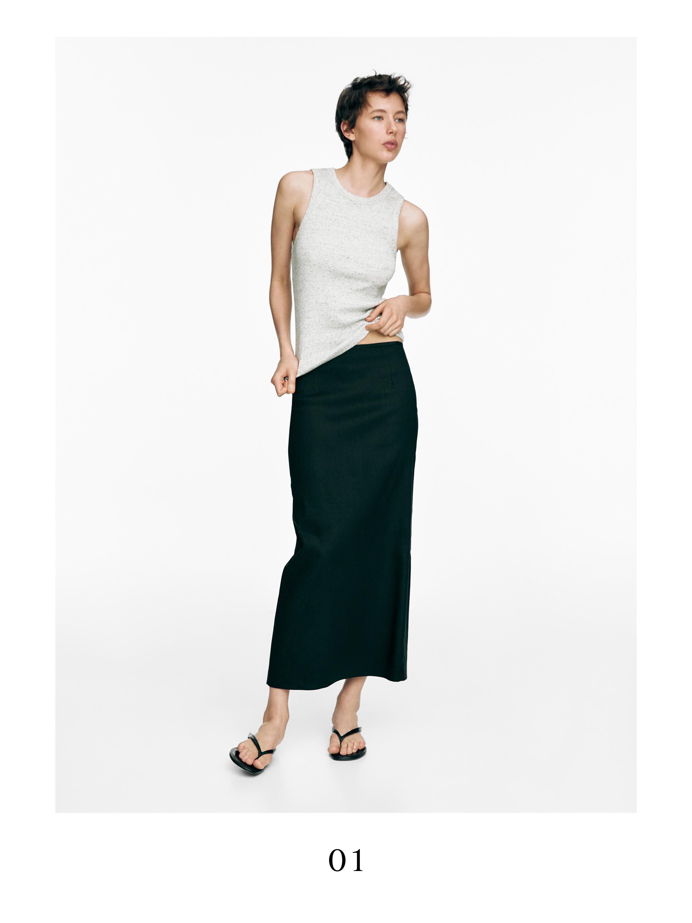 Σετ μαύρης ίσιας μίντι φούστας και ανοιχτόχρωμο γκρι αμάνικο τοπ.