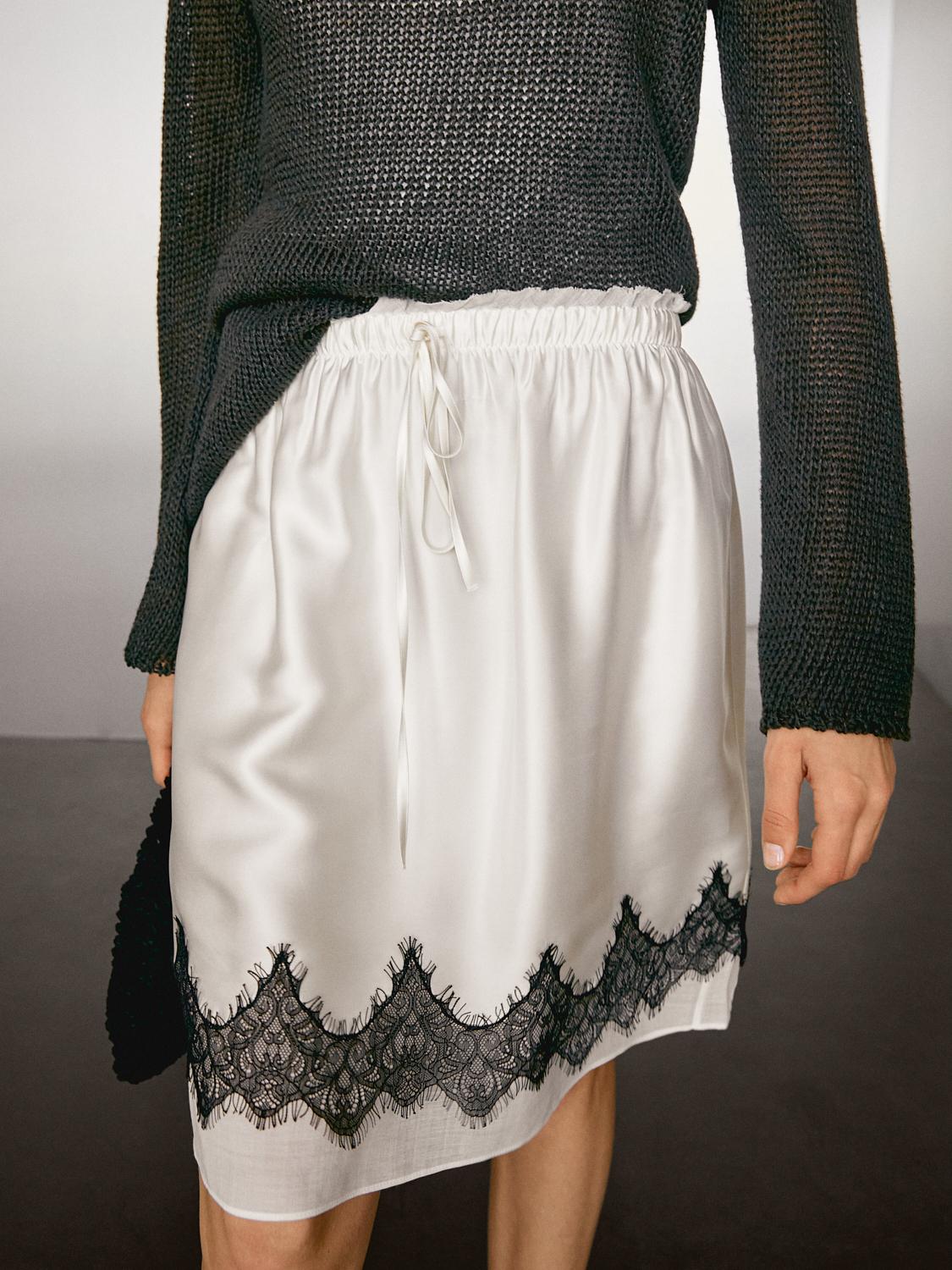 Contrast lace-trimmed skirt