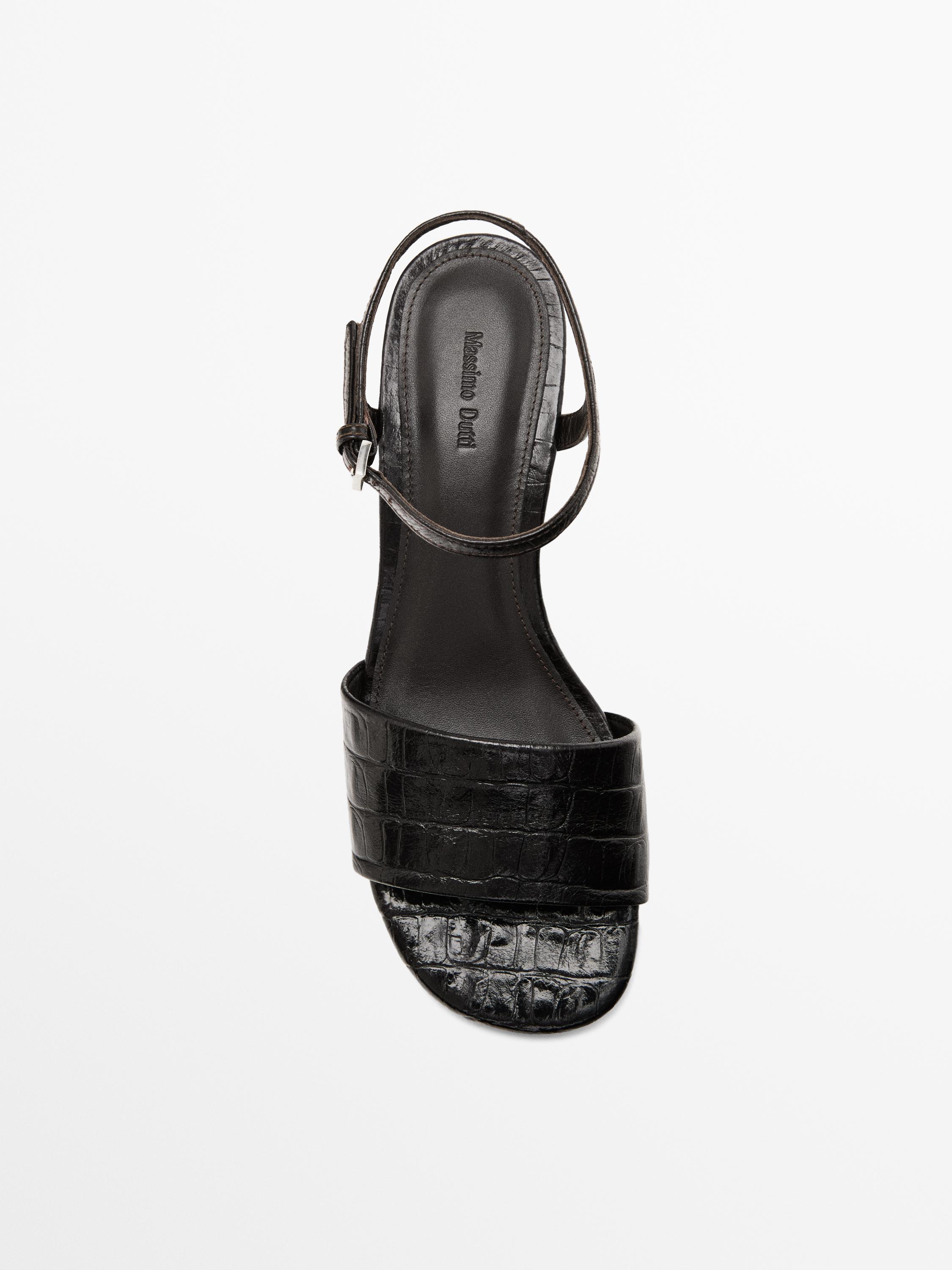 Sandalia tacón grabado coco