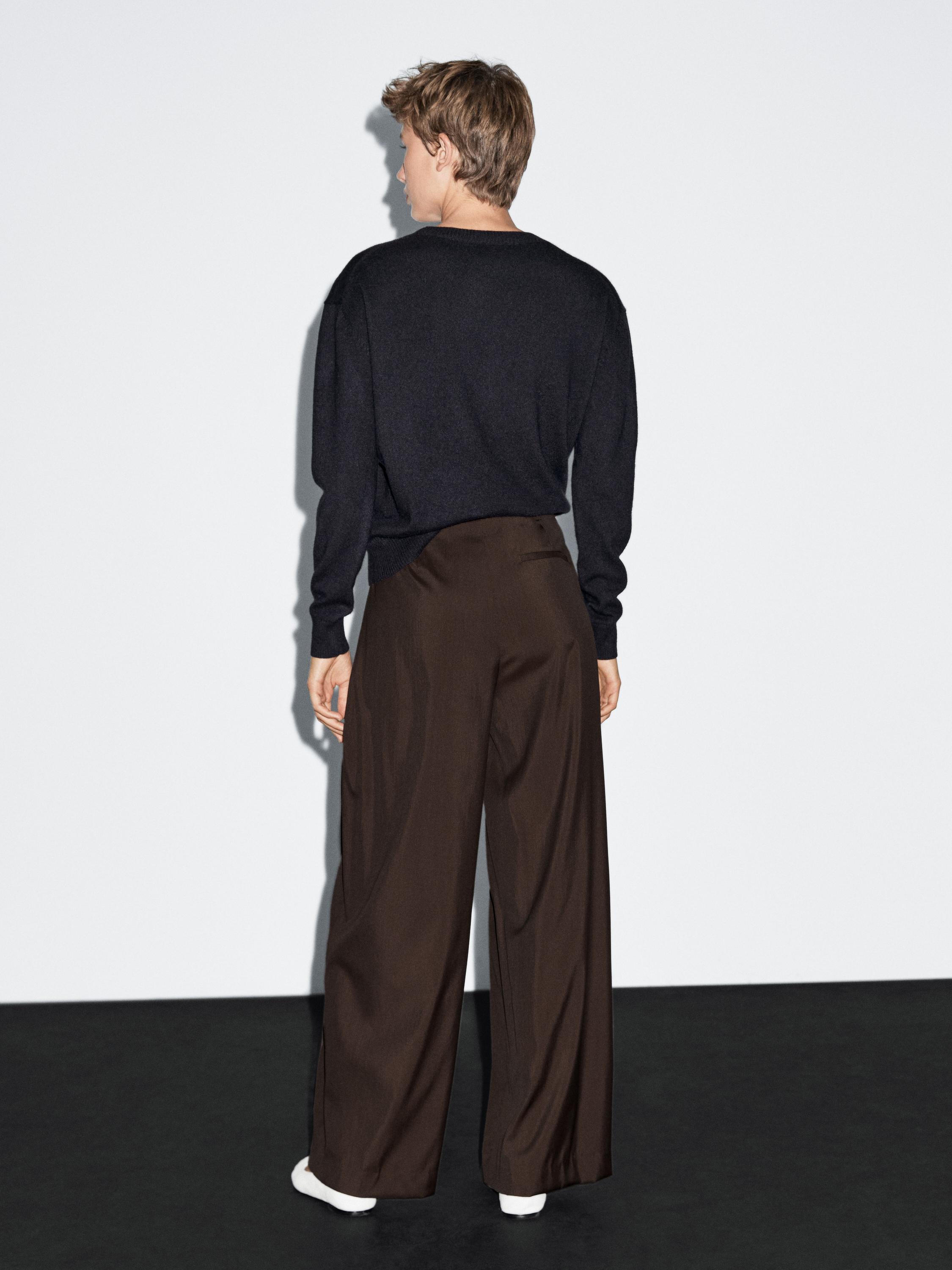 Flowing trousers with darts