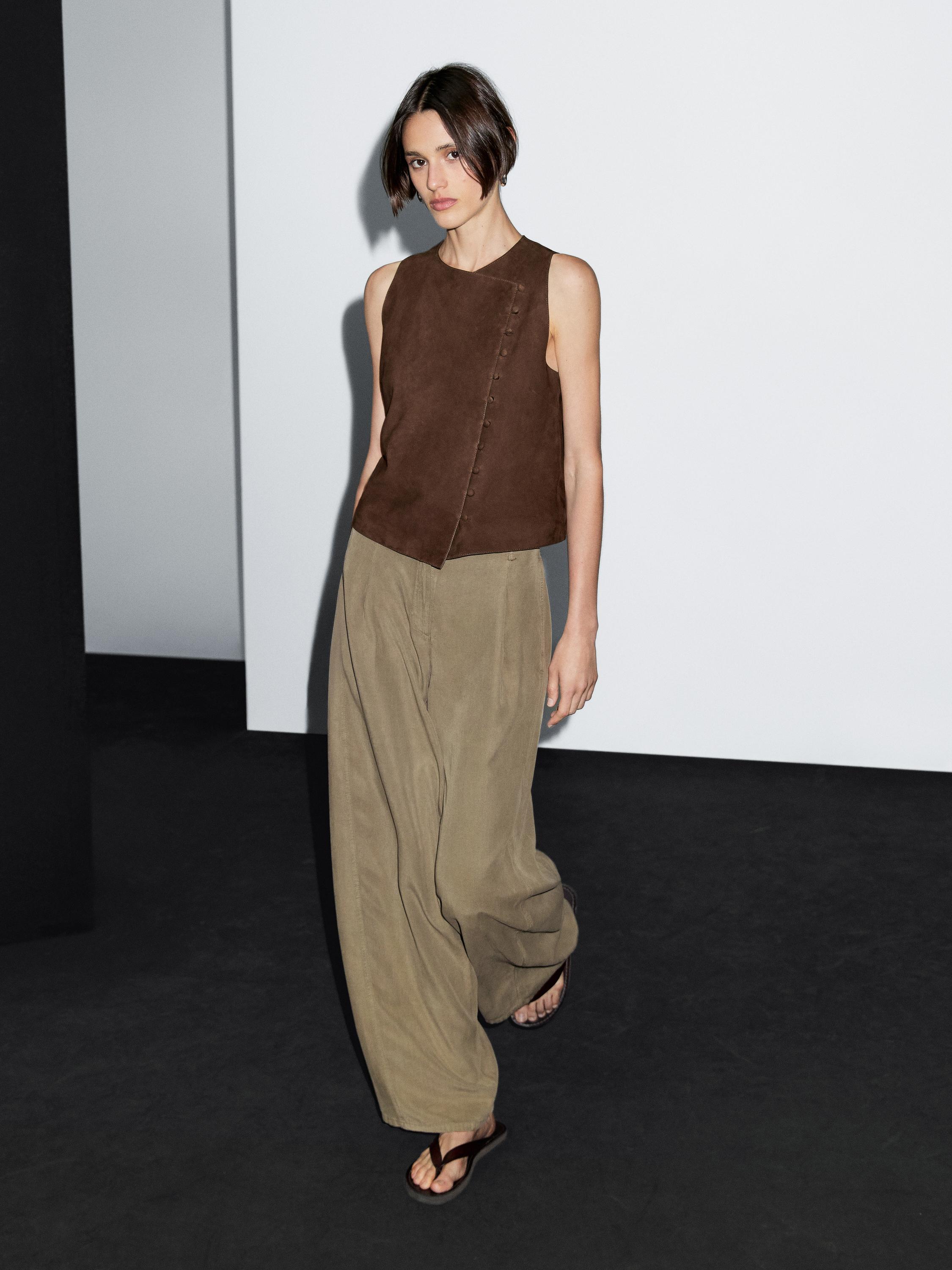 Flowing barrel fit trousers with seam detail