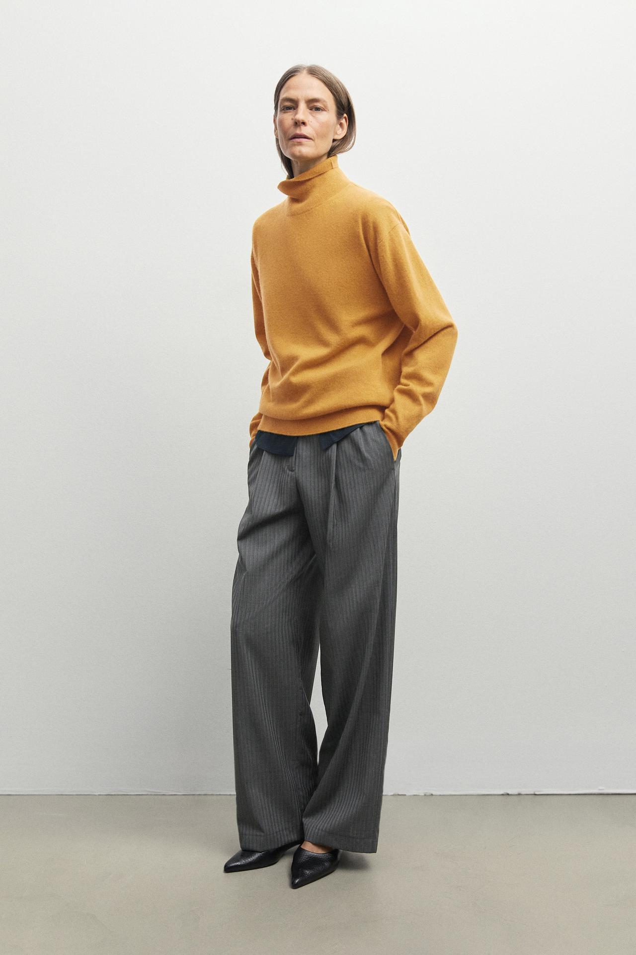 100% cashmere high neck knit sweater — OIL