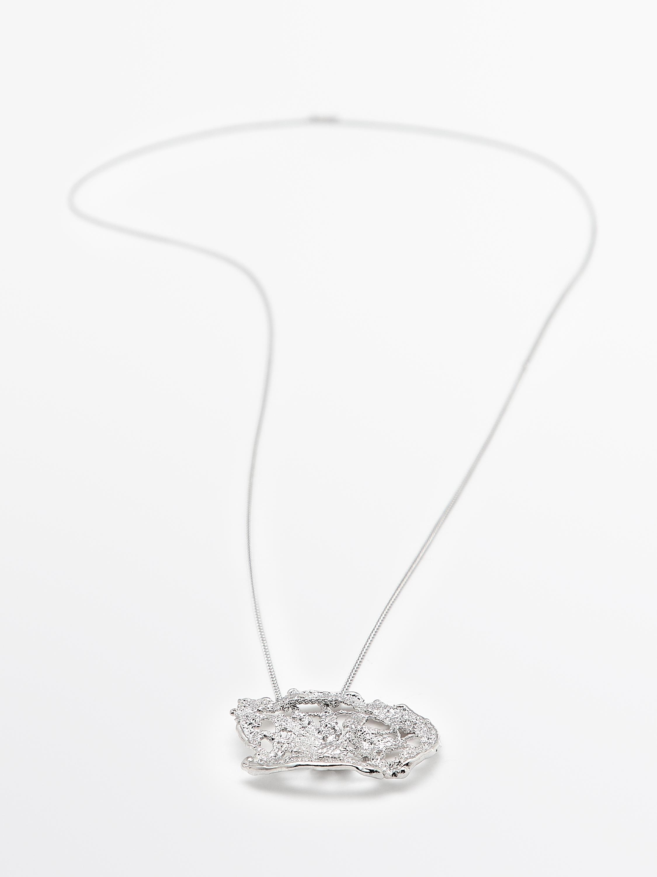 Collana con ciondolo in pizzo