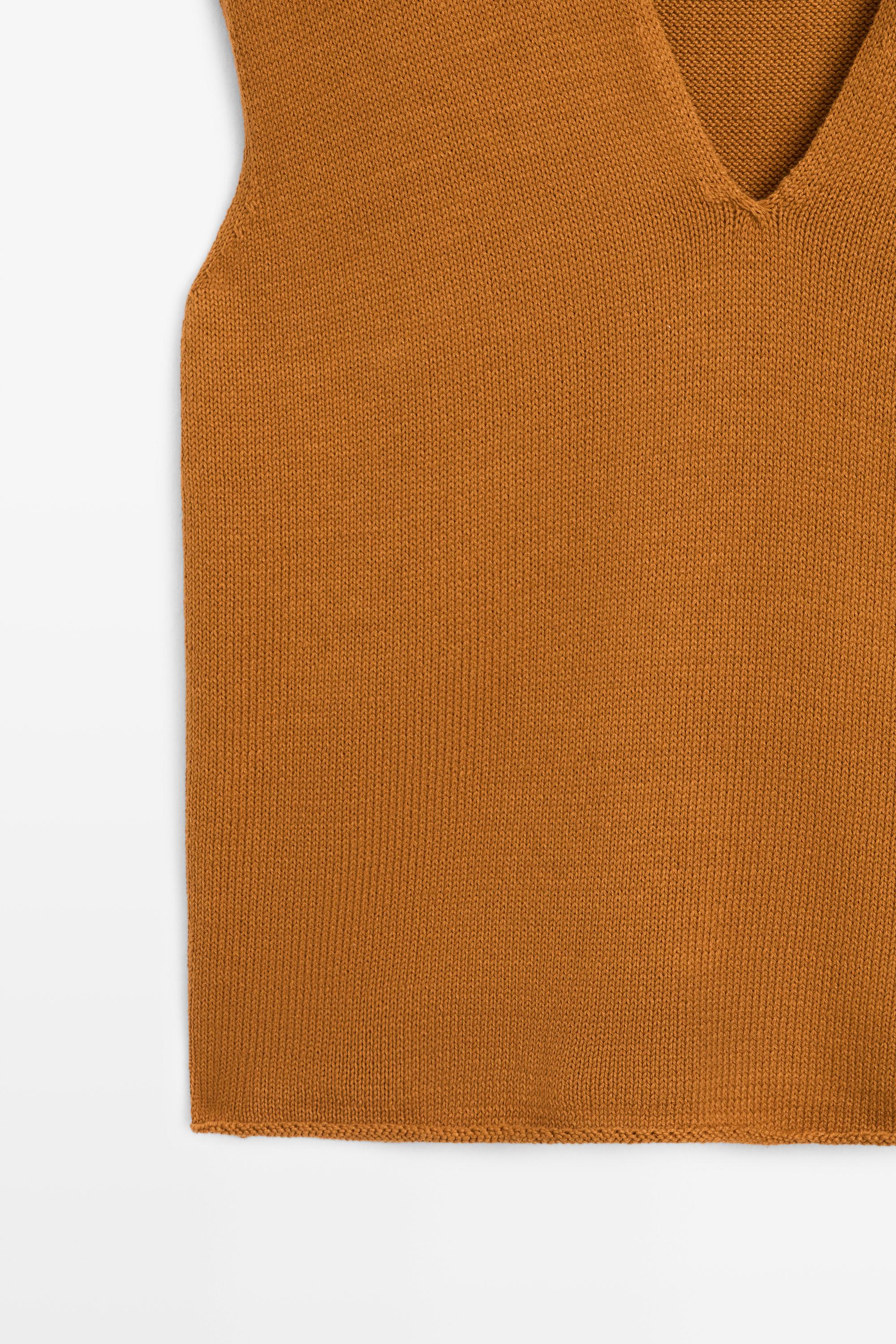 100% Cotton V-Neck Vest - STUDIO — Washed