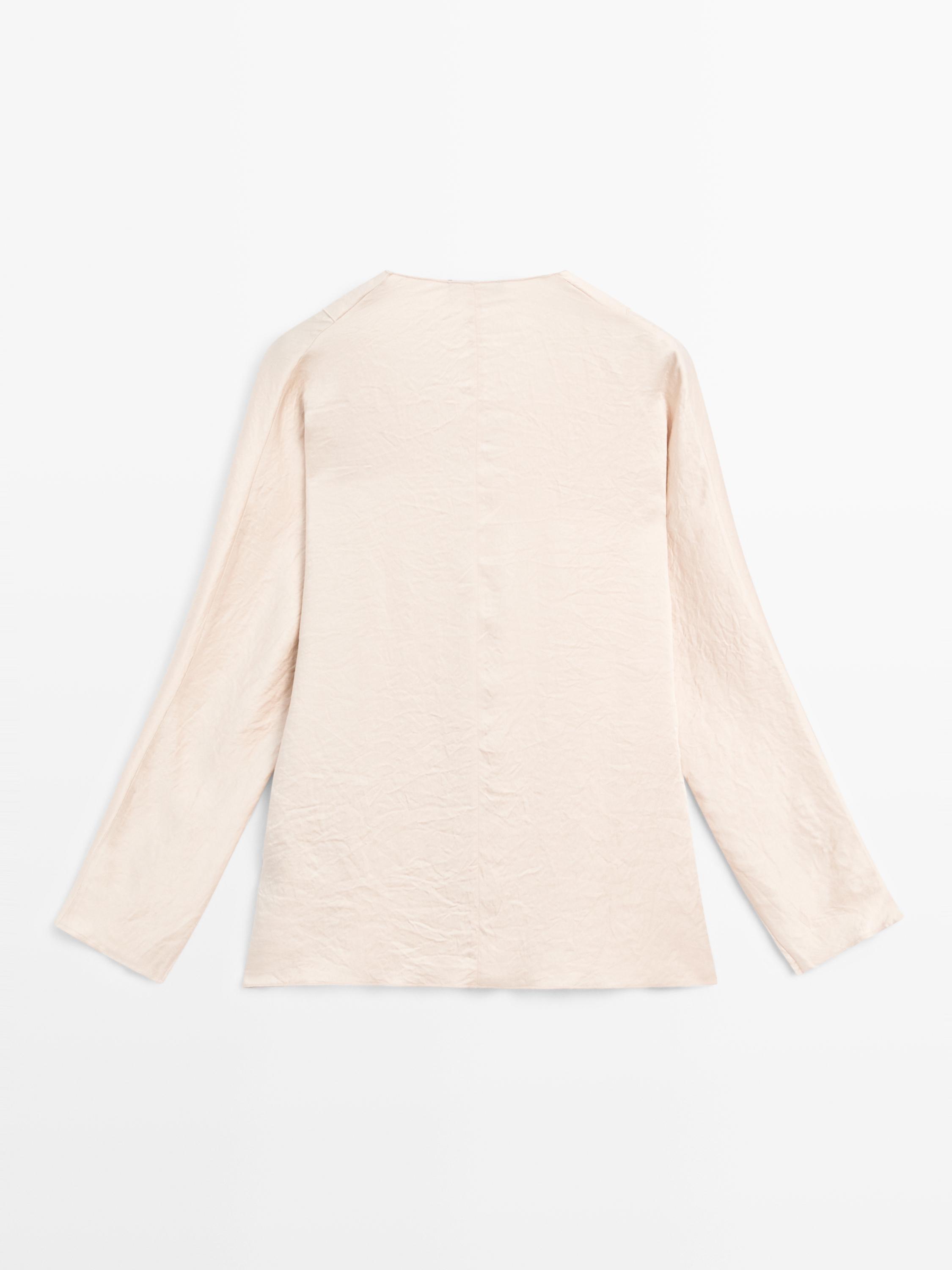 Blusa satinada cuello pico