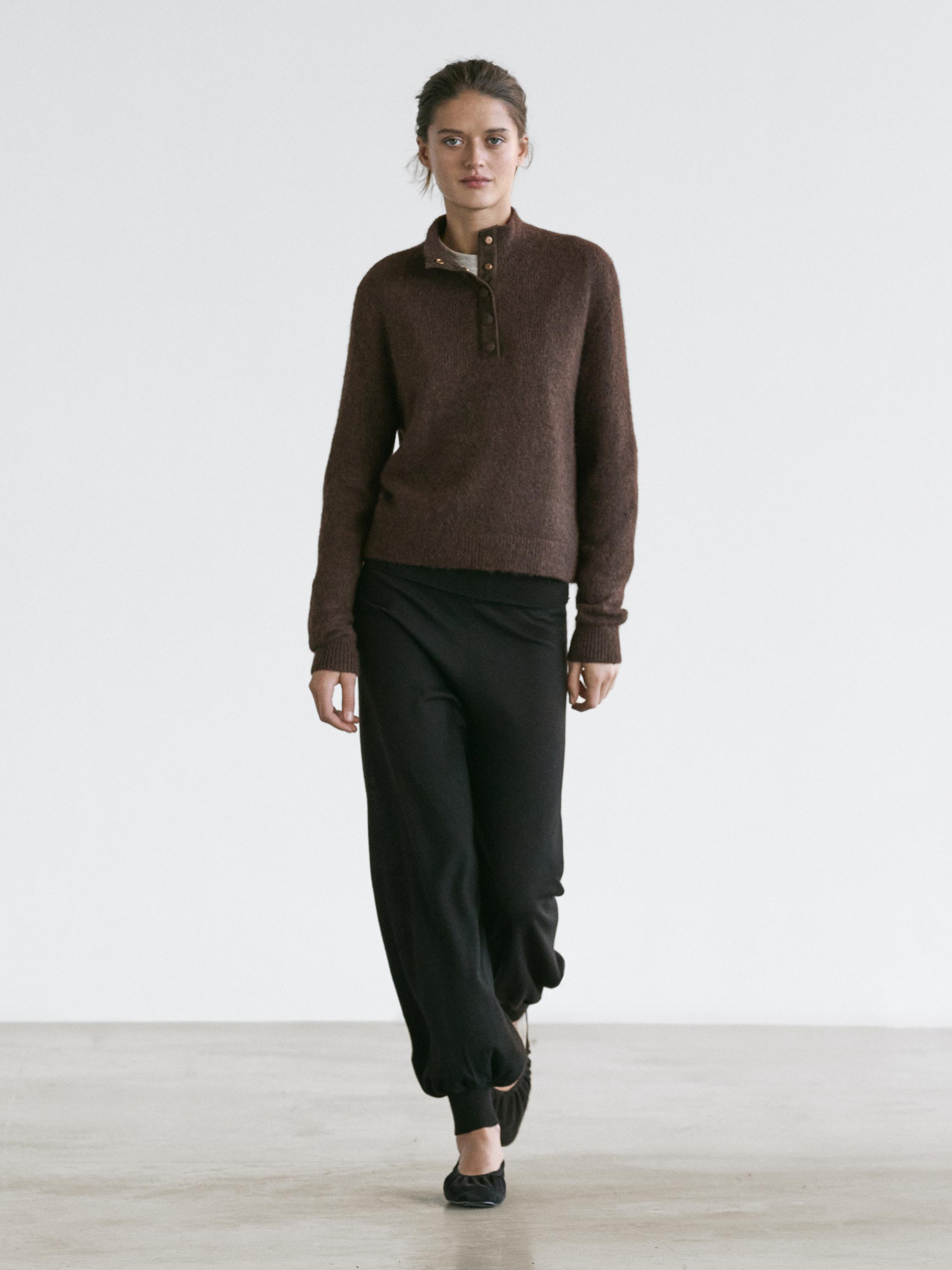 High neck knit sweater with snap buttons