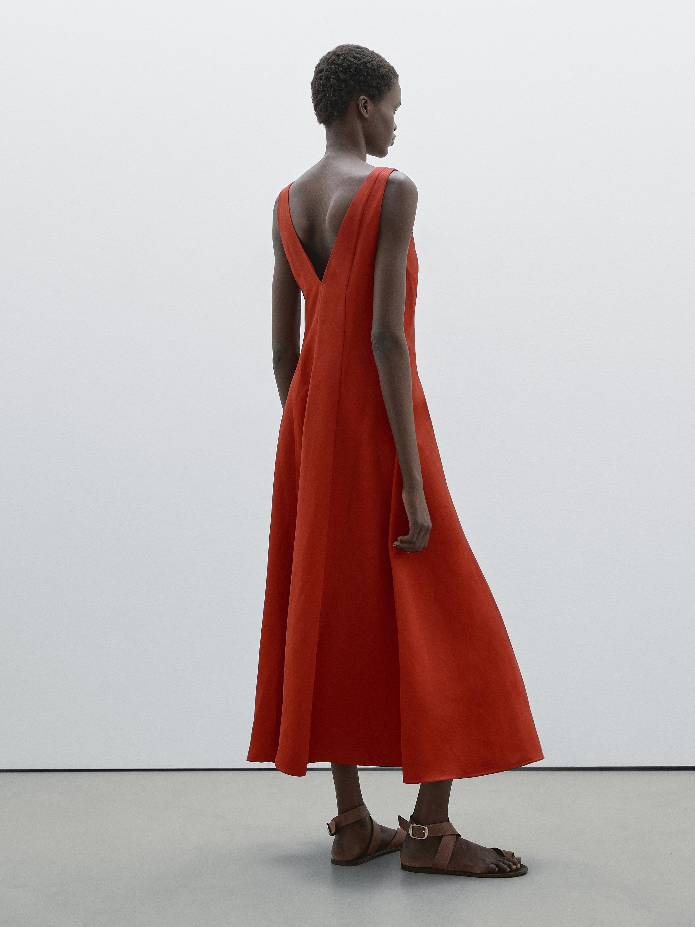 【Massimo Dutti】Long flowing dress with lace neckline Long flowing dress with lace neckline · Black · Smart