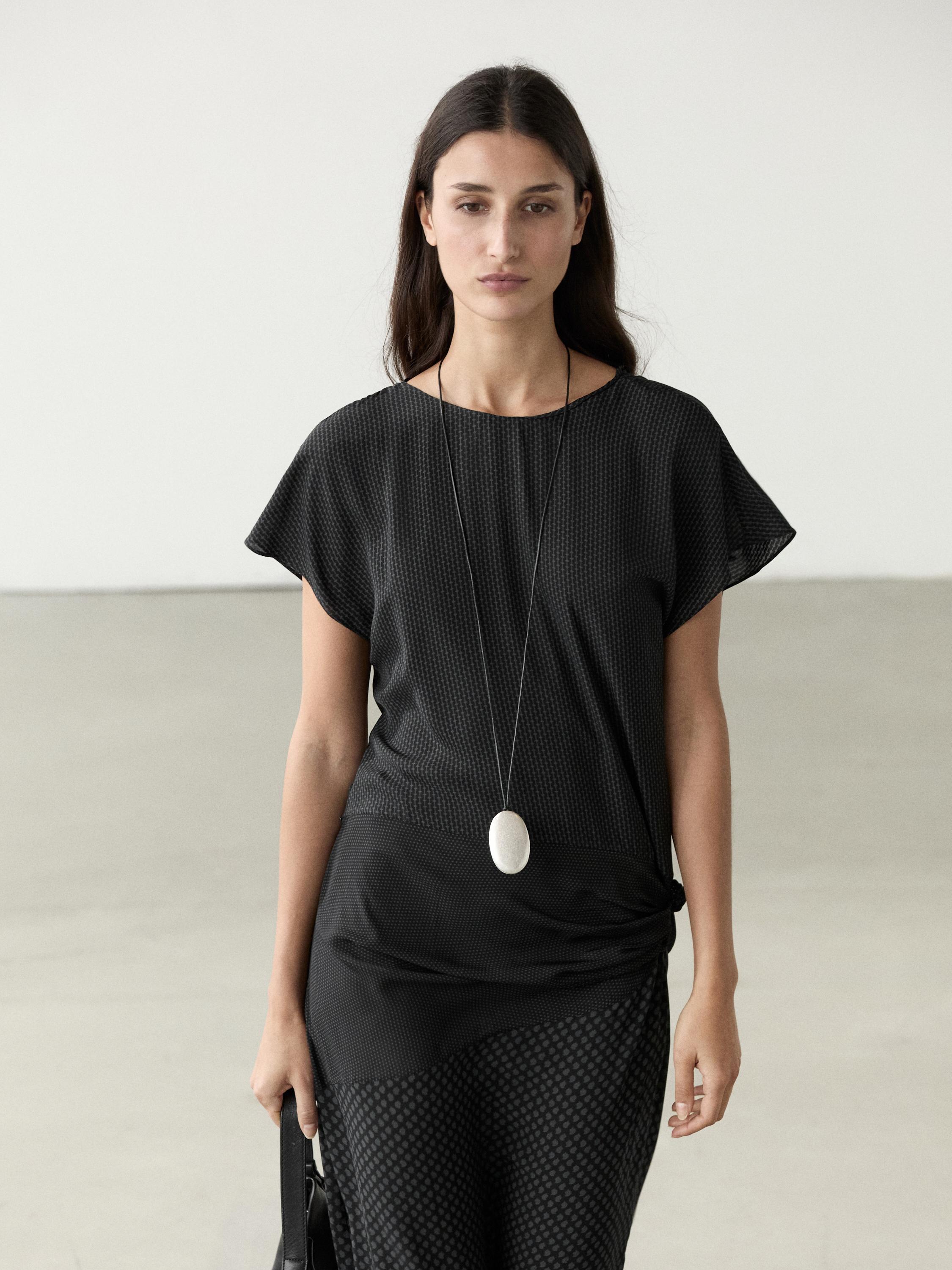 Langes fließendes Kleid mit Print und Knotendetail