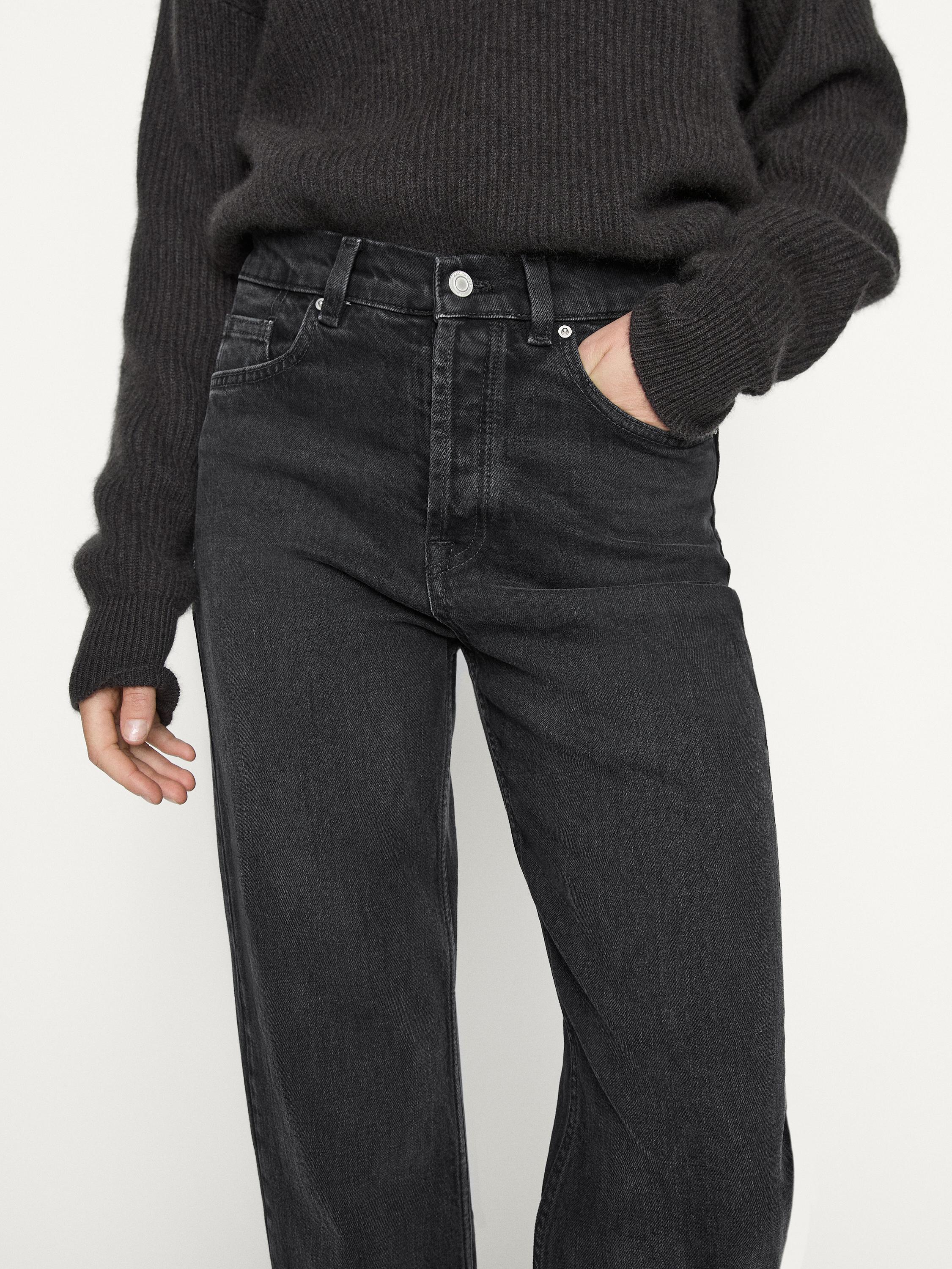 Mid-rise straight-leg comfort jeans