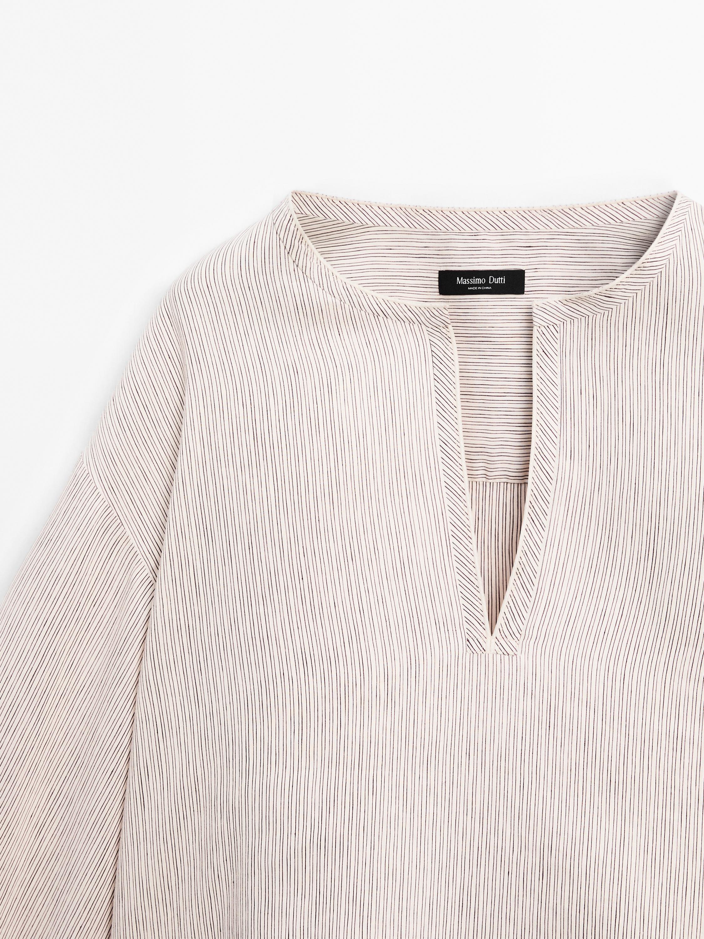 Camisa acetinada às riscas com parte inferior larga