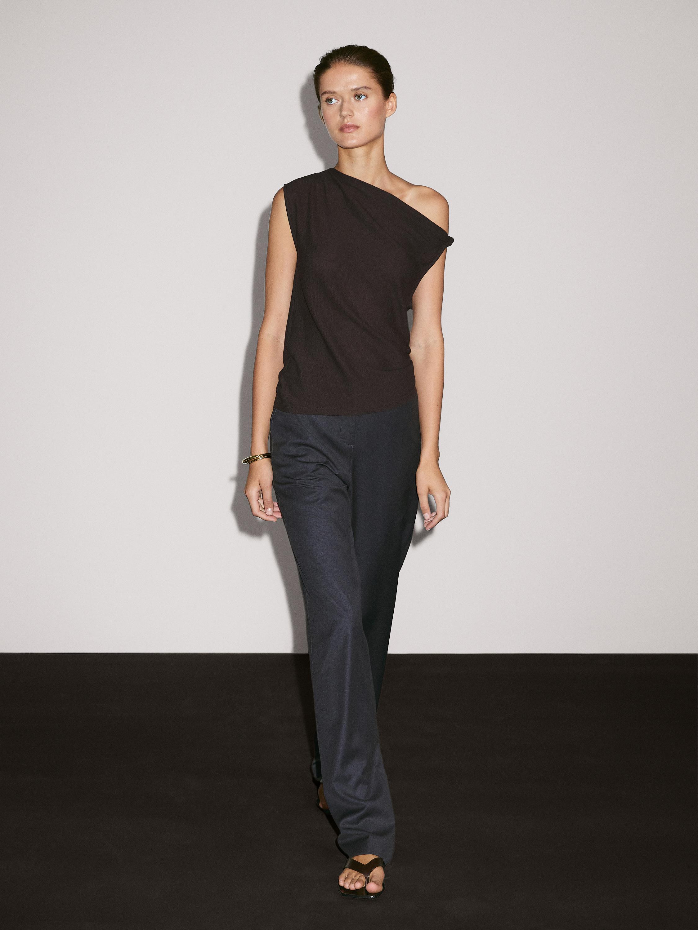 Asymmetric top with knot detail