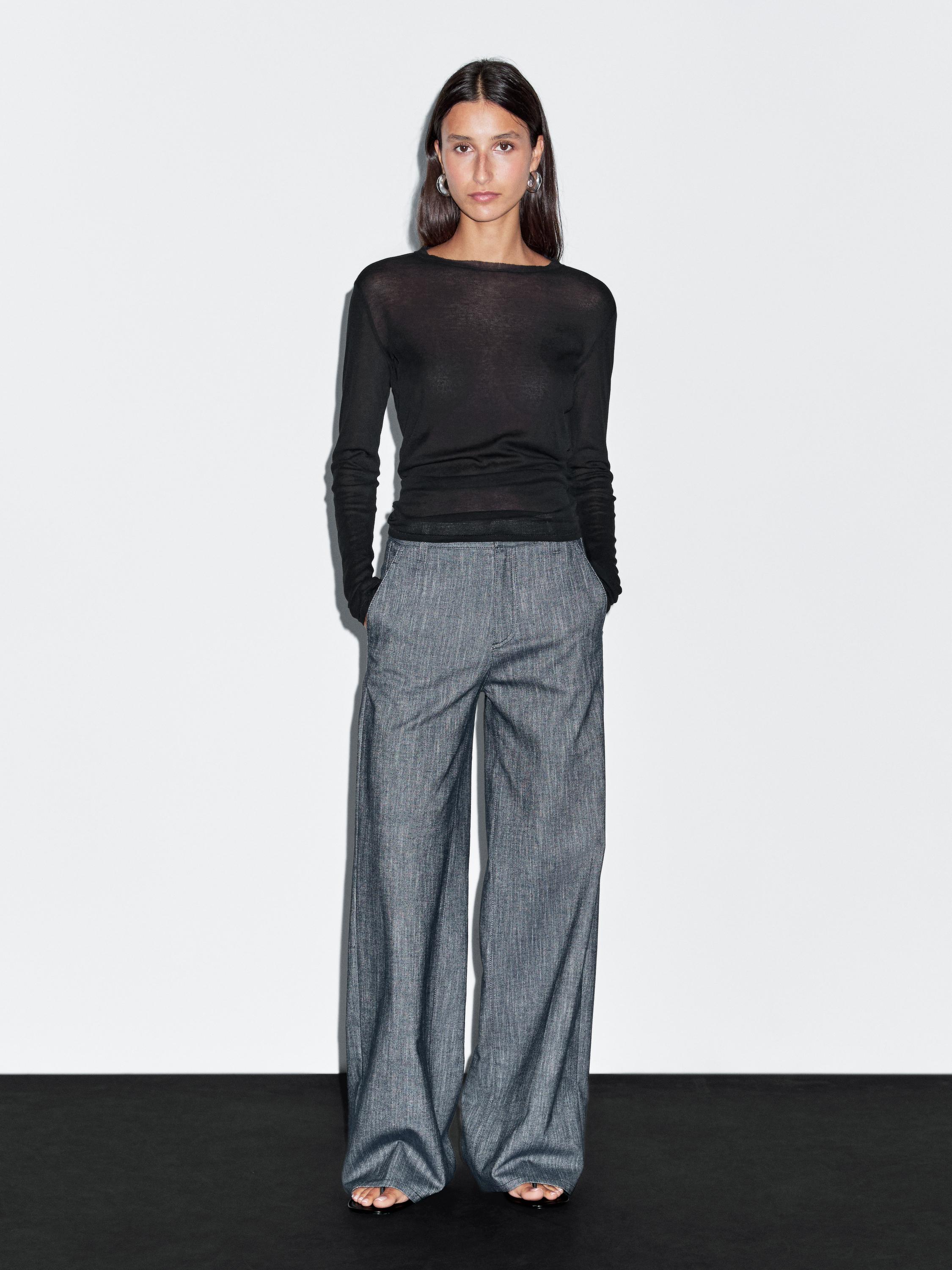 Lightweight t-shirt with collar detail