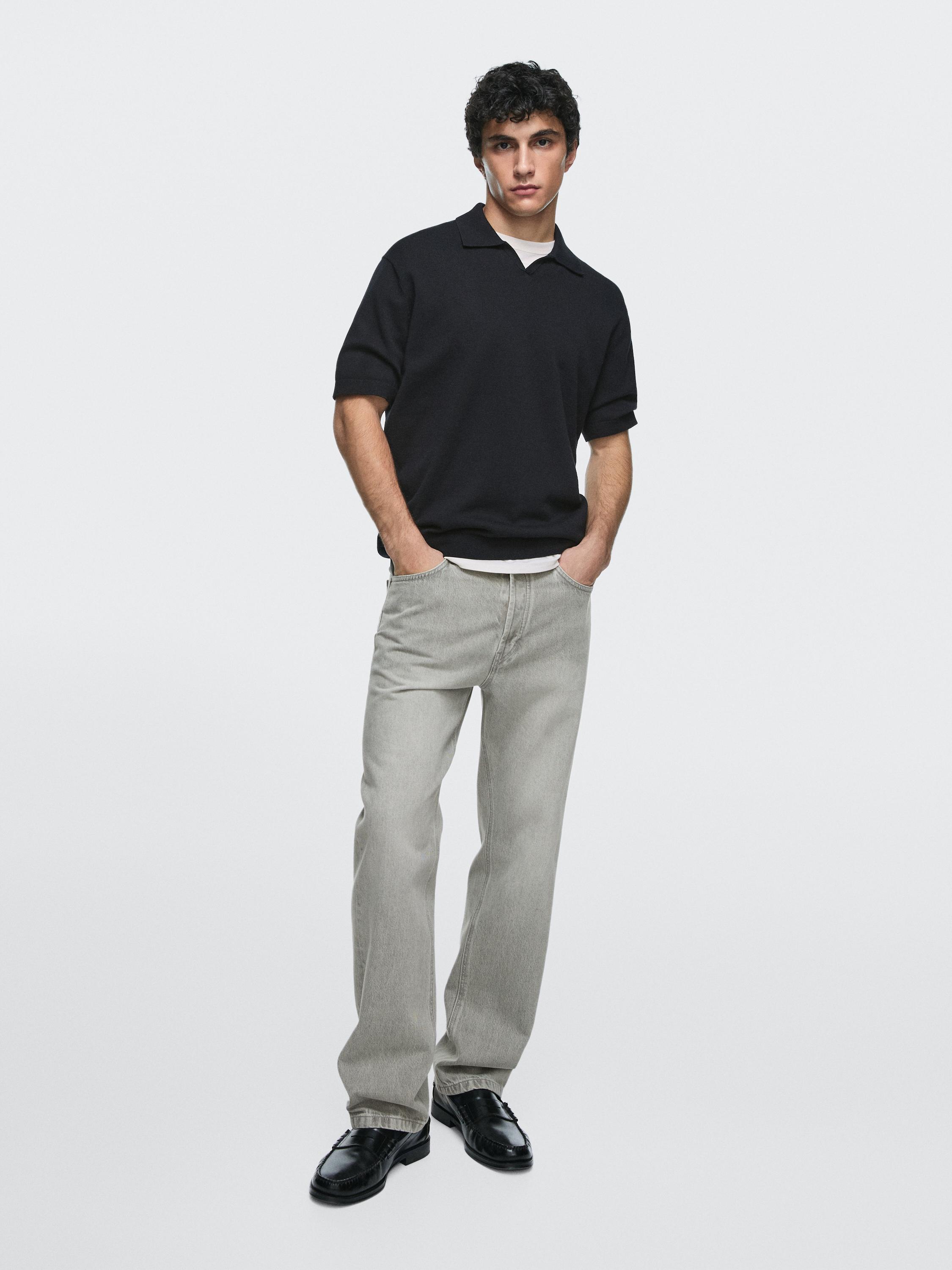 Set aus schwarzem Kurzarm-Poloshirt und gerader grauer Hose mit Seitentaschen.