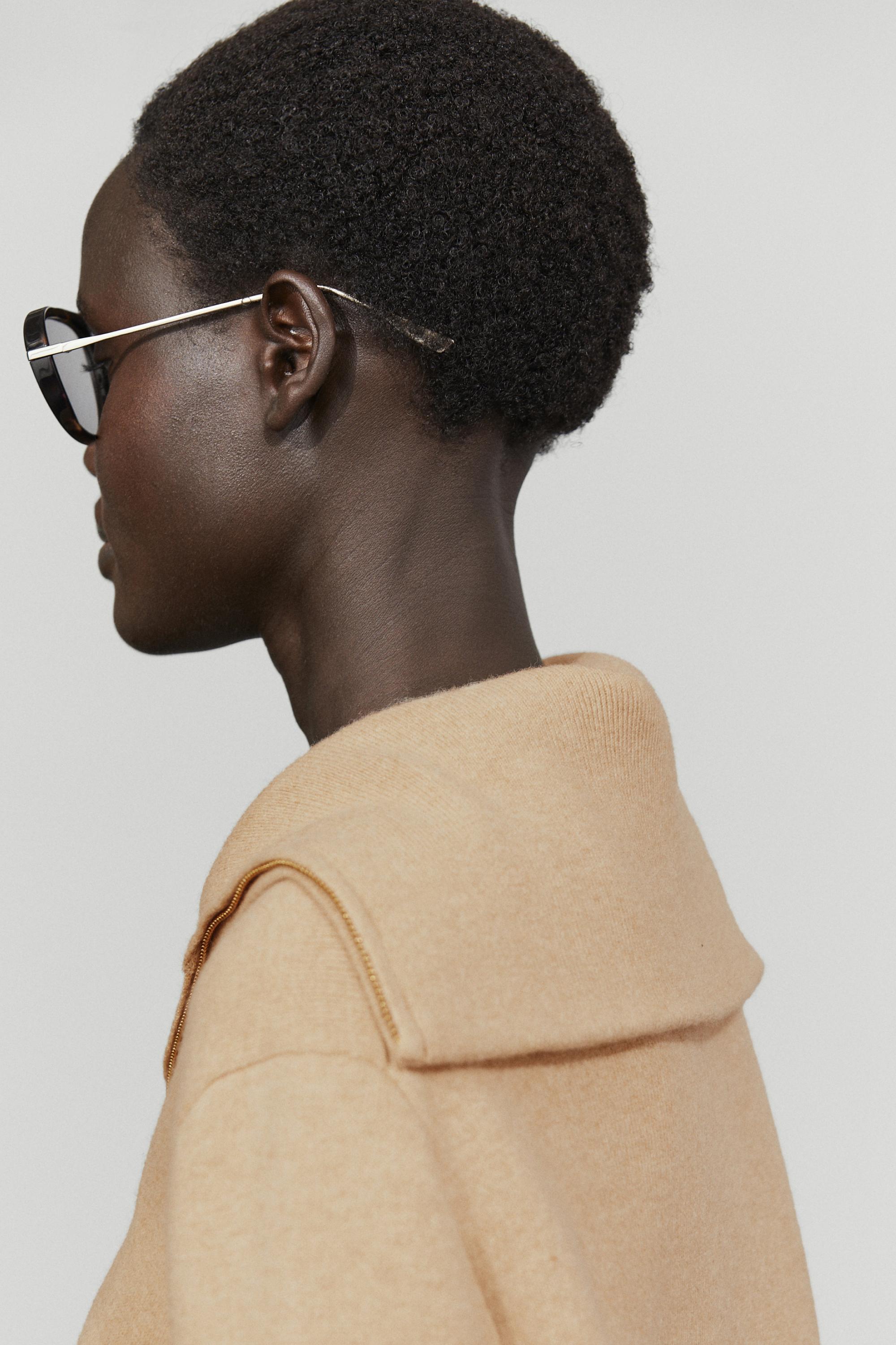 Wide collar zip-up knit sweater — CAMEL